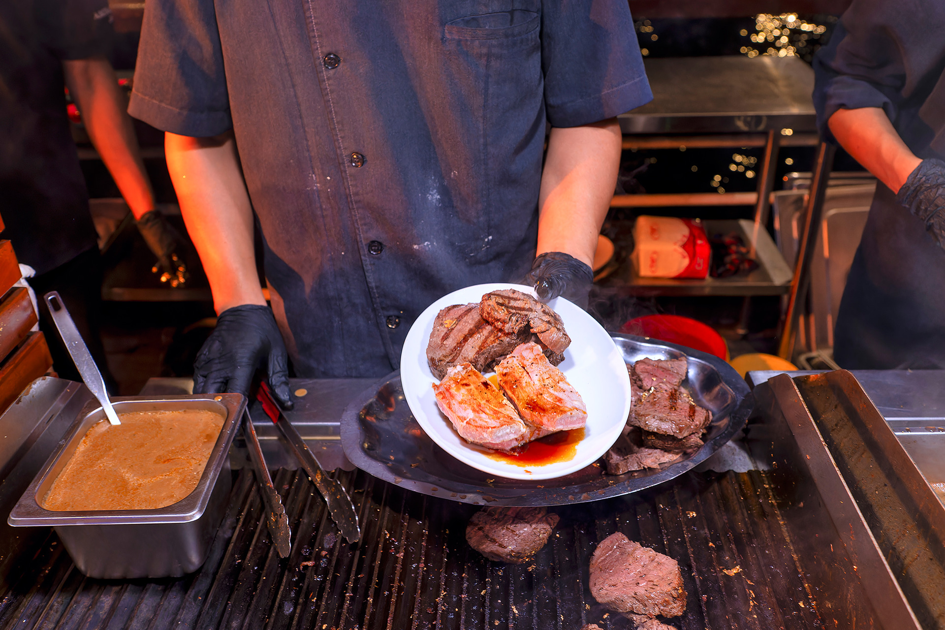 船内見学をしているうちに何やら美味しそうな煙の匂いがデッキに充満していた