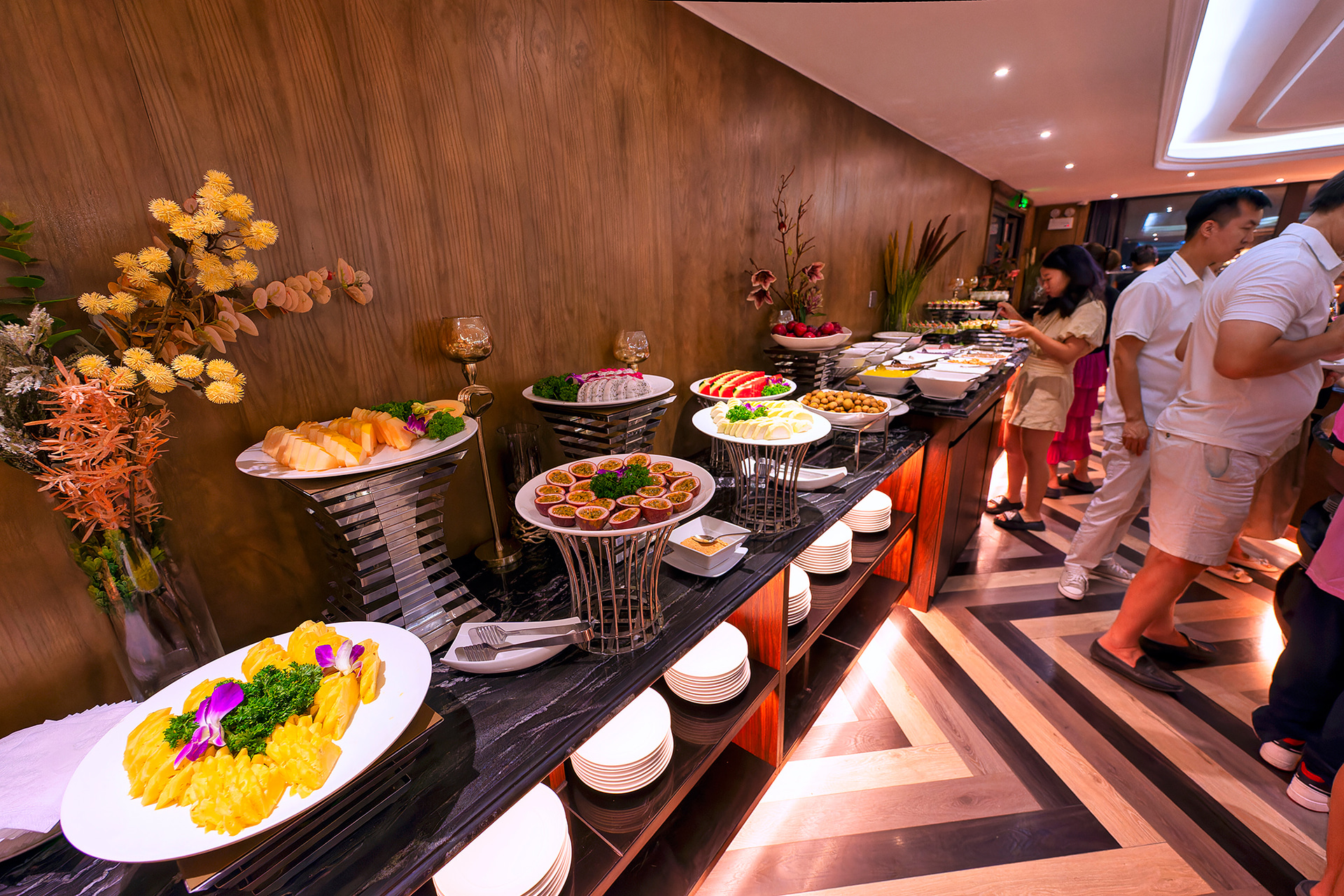 船内にも多くの料理やデザートが並ぶ