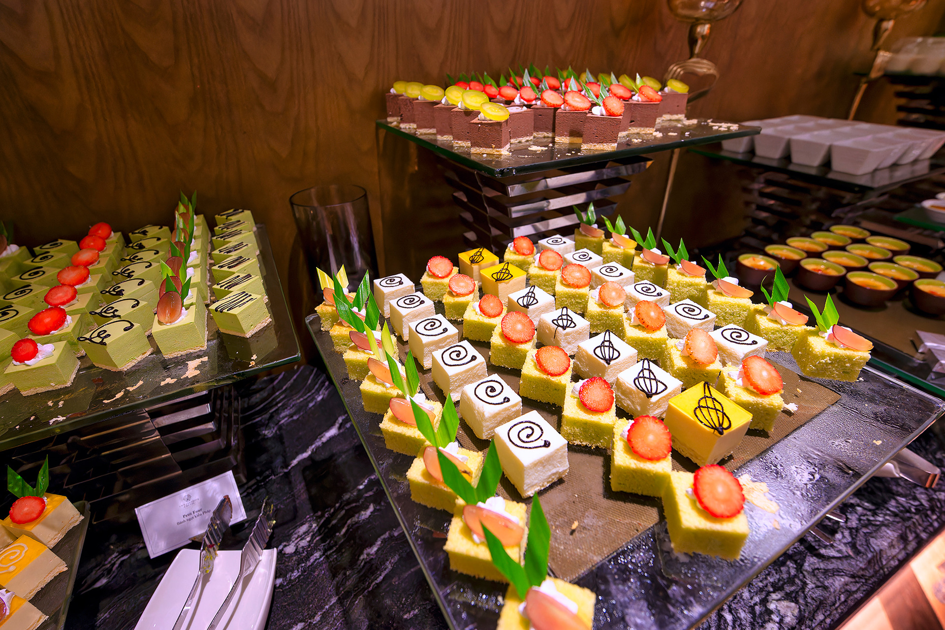 船内にも多くの料理やデザートが並ぶ