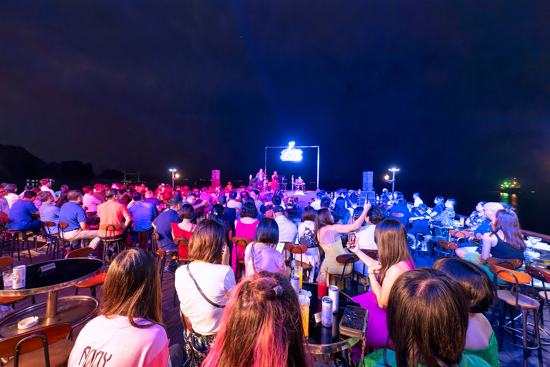 食事のあとはステージでのパフォーマンスを楽しみながらお酒の時間