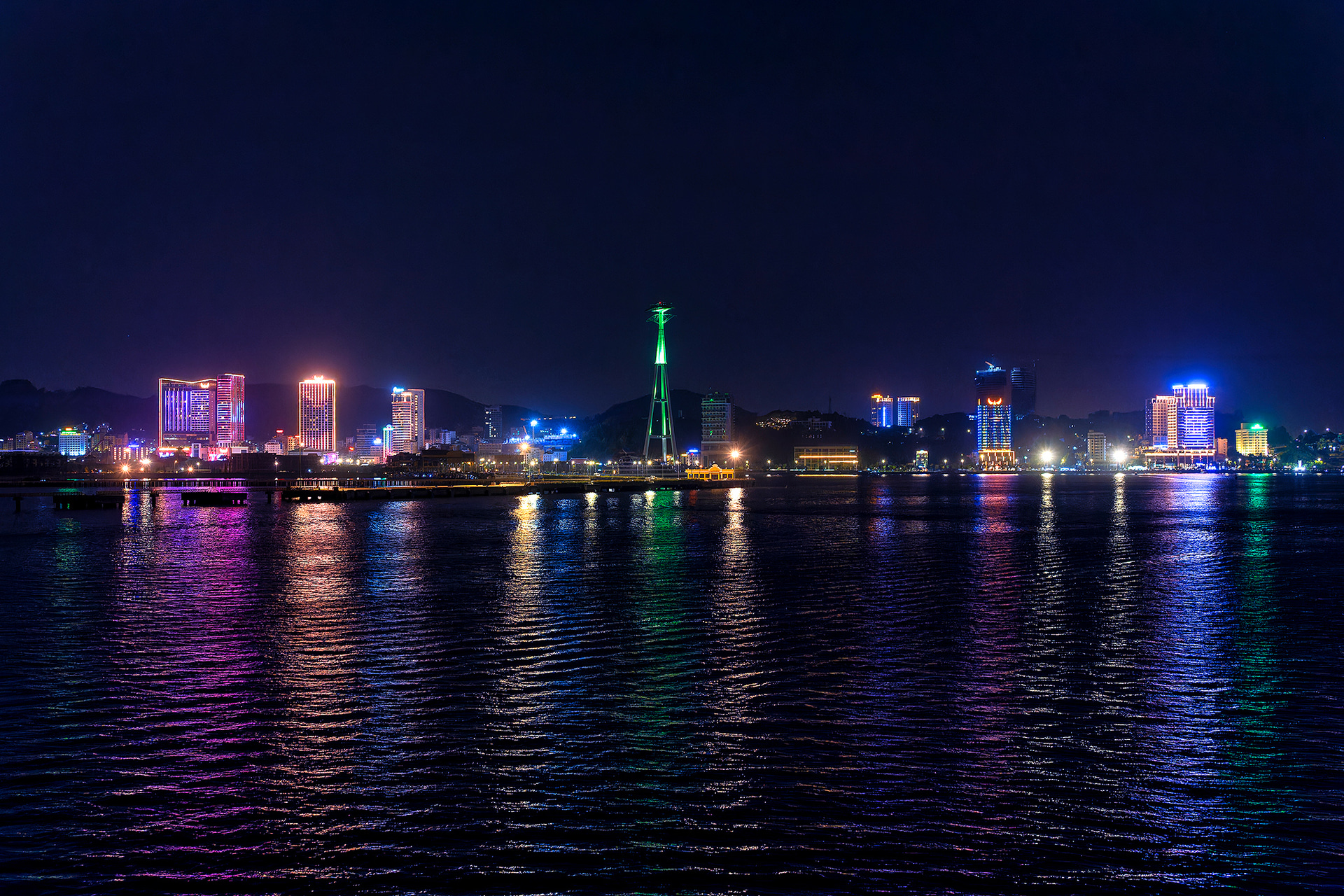 ハロン市内のネオンや鮮やかなLED照明が美しいバイチャイ橋を望む