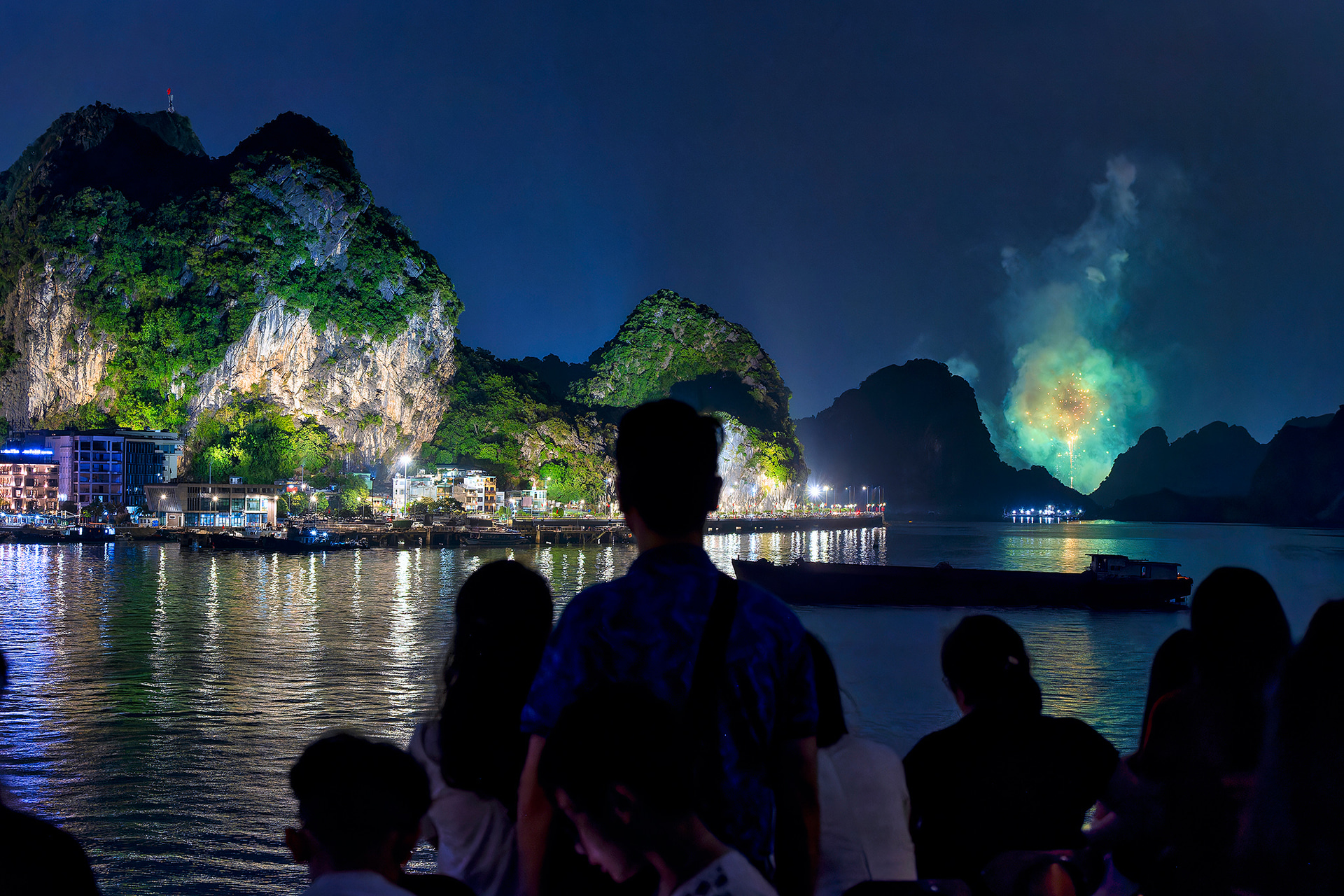 クアンニン省建国60周年記念の花火が打ち上げられた。ベトナムで花火が上がるのはとても珍しいことだという
