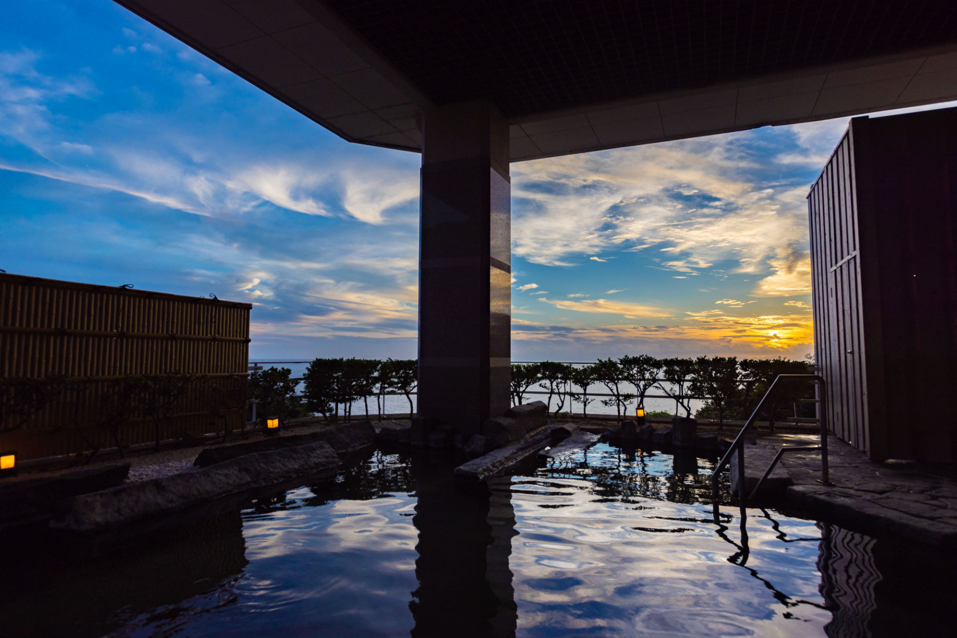 大浴場の露天風呂に浸かりながら夕景を楽しめる