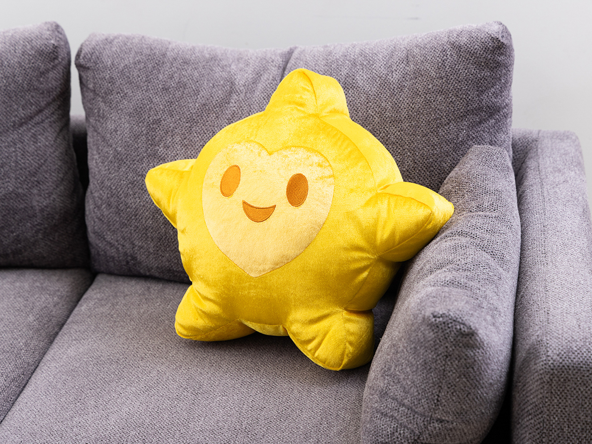 ソファに座らせてもかわいい