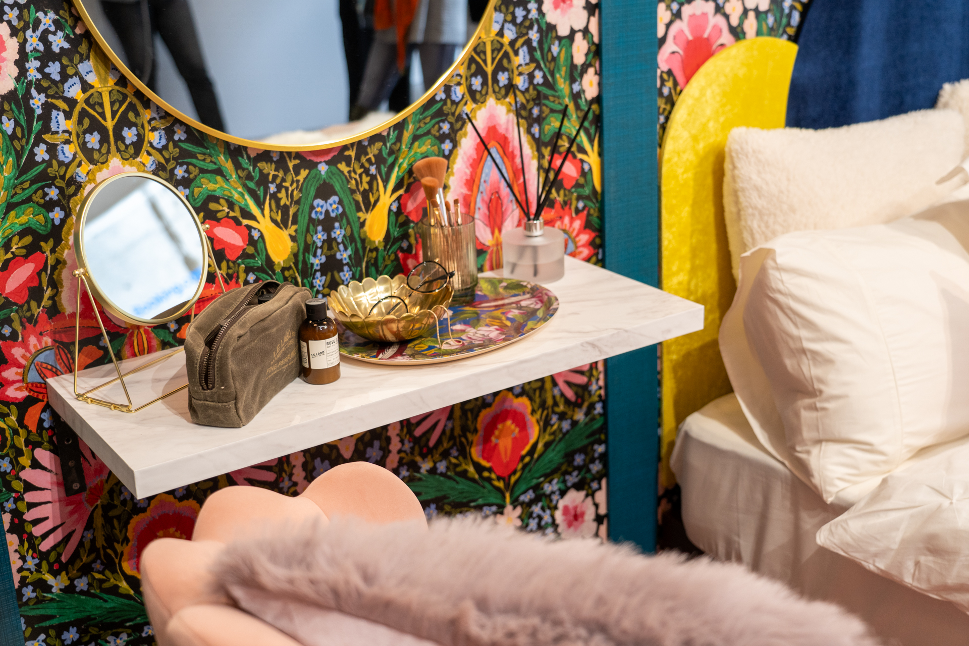 壁紙やファニチャー、メイク用品やフレグランスなど、思わず細部まで眺めてしまった