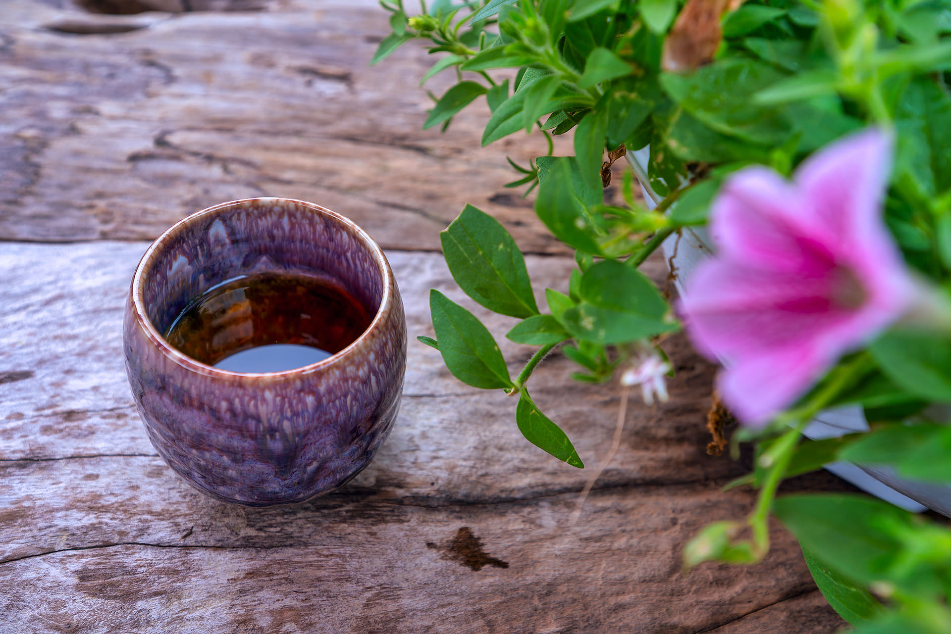 最上階では素敵な陶器で美味しいお茶をいただくことができる