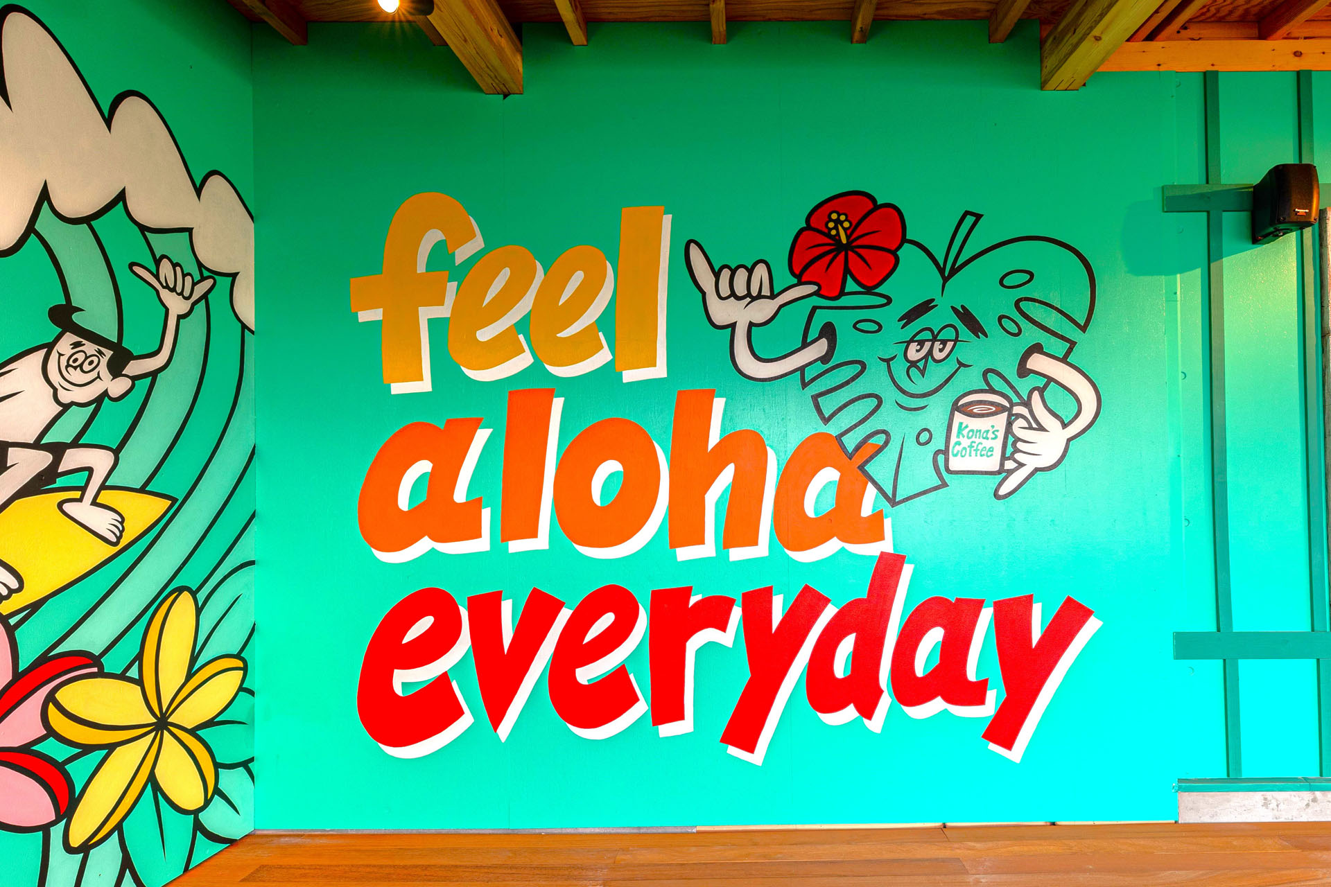 ペインティングアーティスト・LOOSEMAN氏が手がけたカラフルな壁画