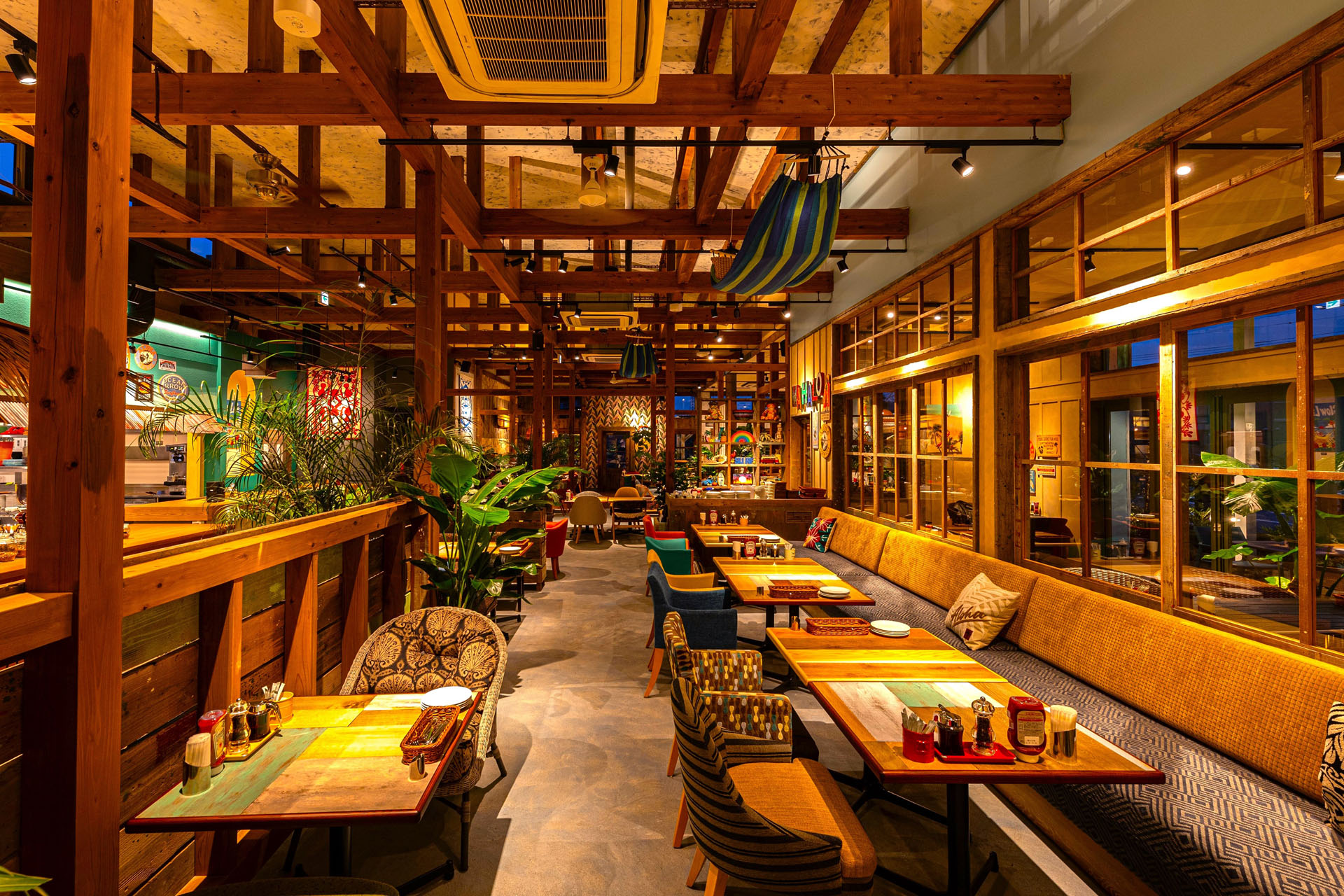 高い吹き抜けの開放的な空間