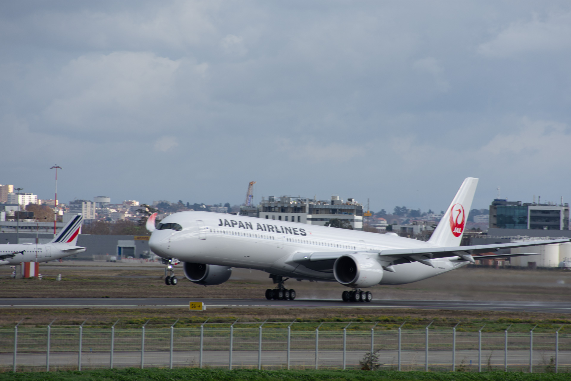 13時46分（現地時間）に離陸。主翼を左右に振ってトゥルーズに別れを告げた