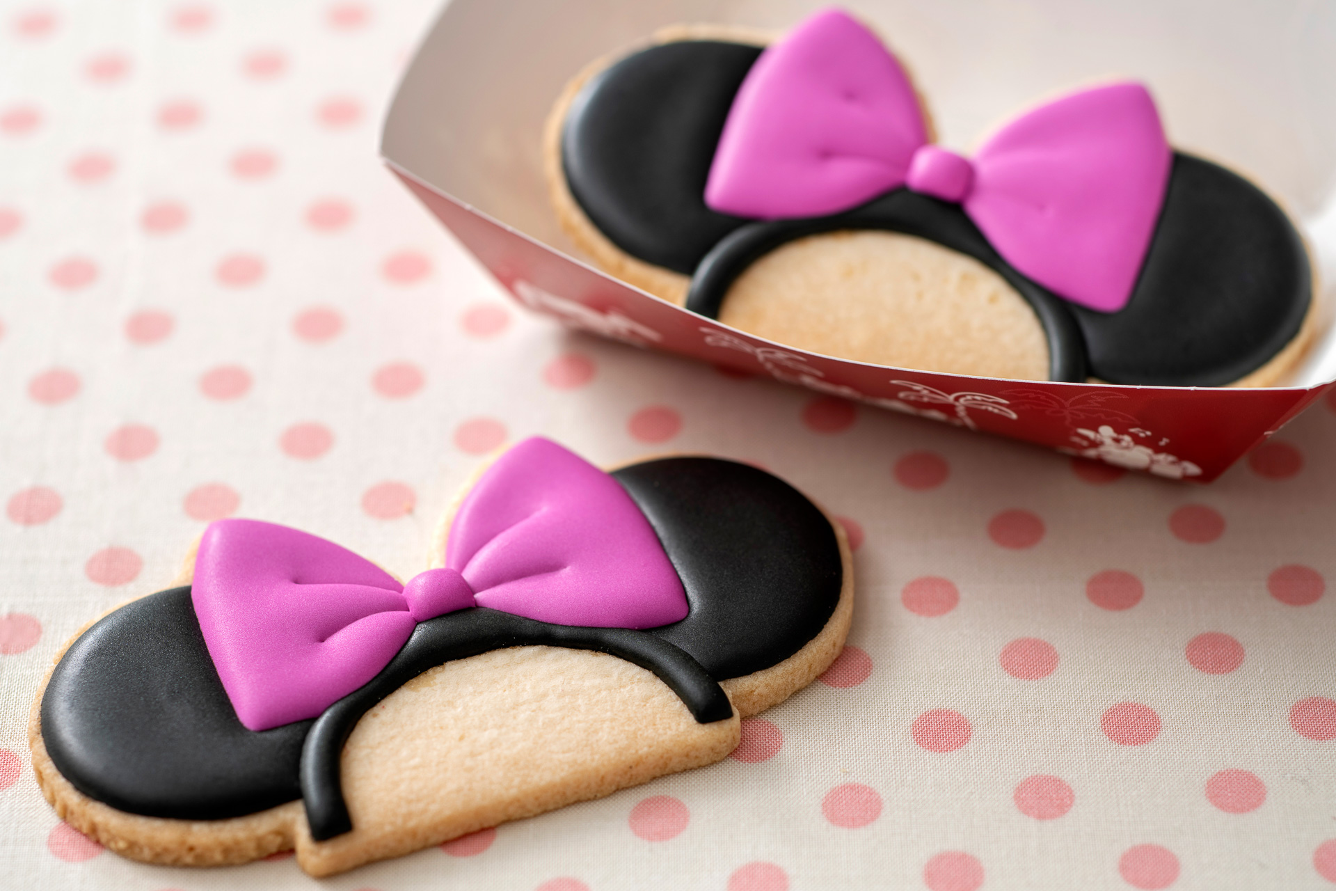 プラズマ・レイズ・ダイナーで販売する「ミニーマウスのカチューシャクッキー」（650円）