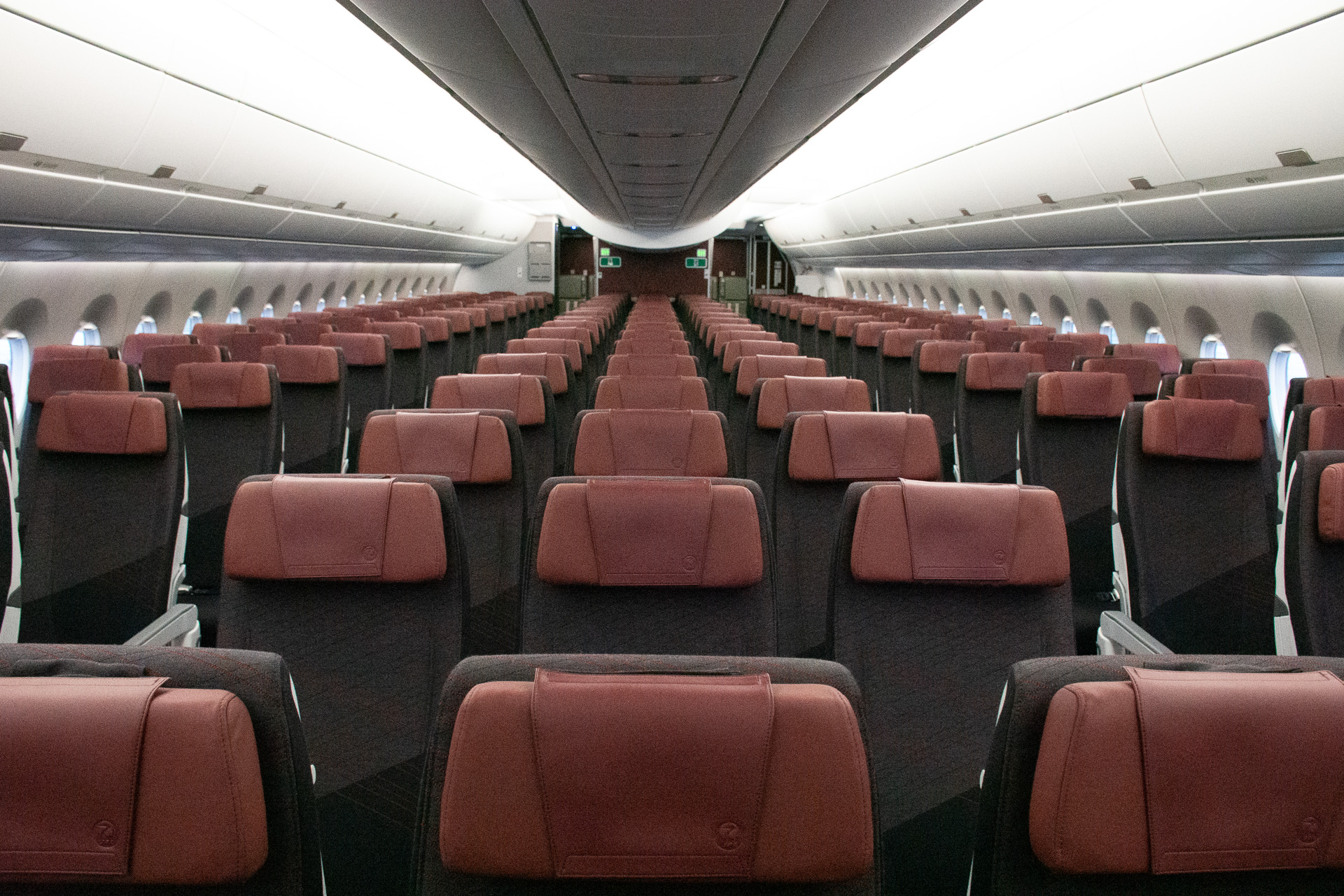 JALのA350-1000型機のエコノミークラス全景