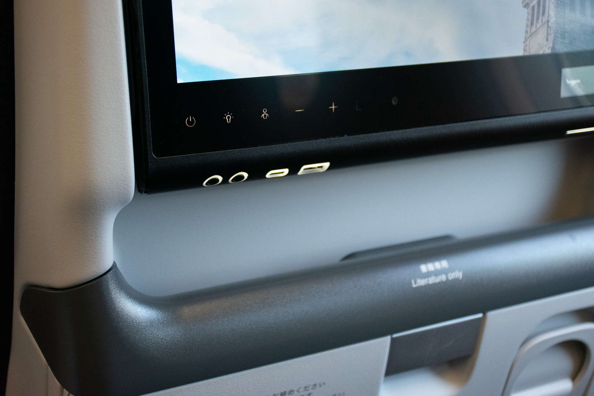 USB Type-A/C充電ポートを備える