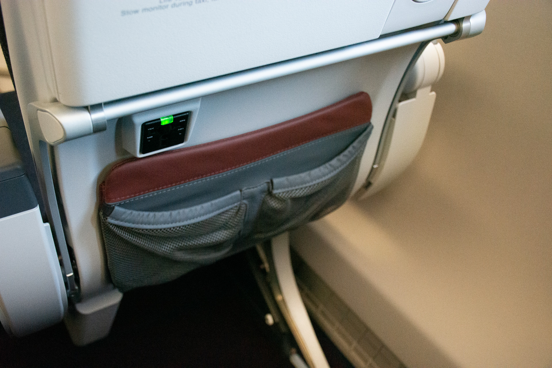 テーブルの下側にユニバーサルコンセント