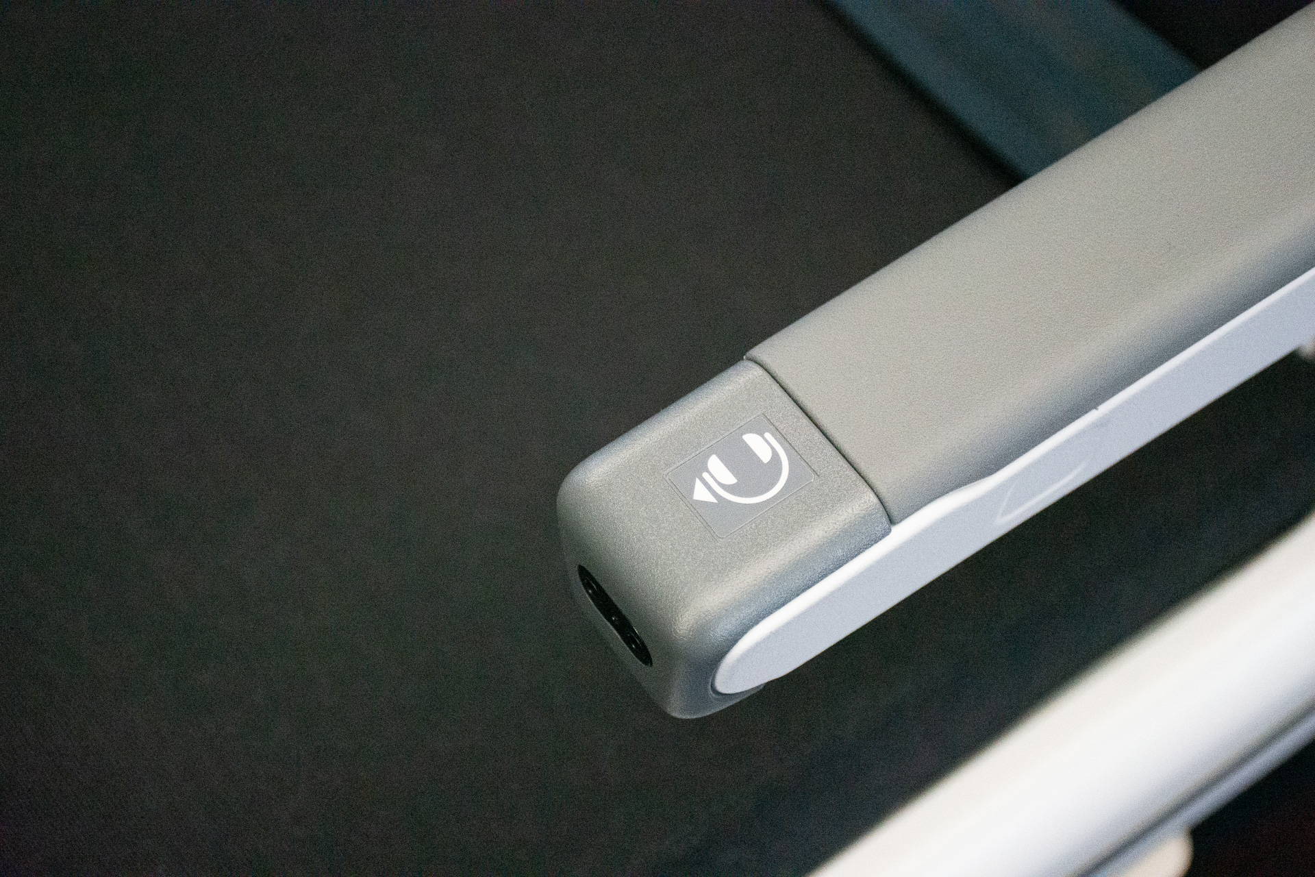 アームレストの先端にヘッドフォンジャック。左右どちらのジャックが自分の席のものか迷わないように、アイコンに向きを設定してある