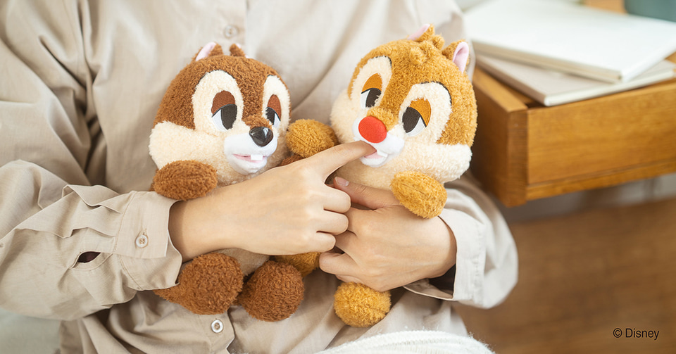 チップとデールが指をはむはむ。ディズニーの甘噛みコミュニケーション