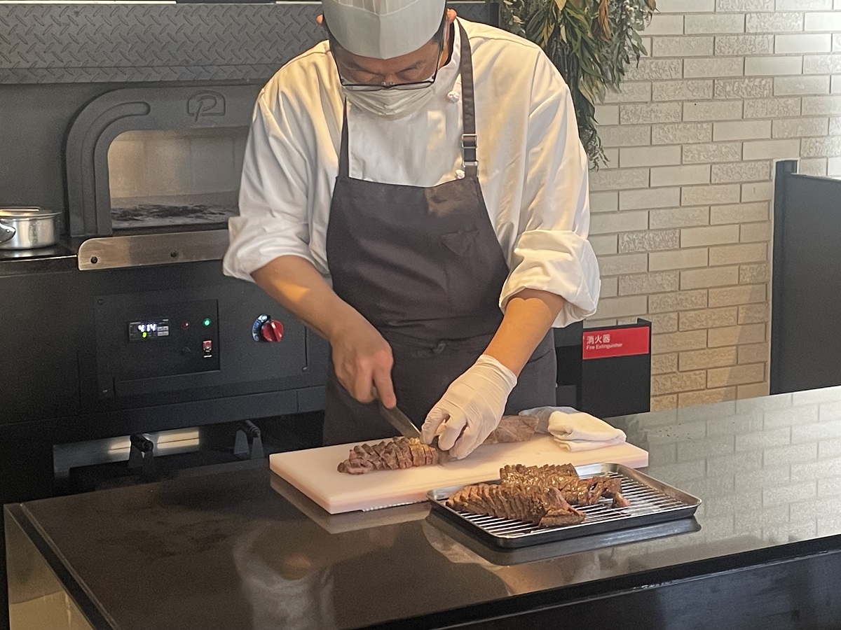 内覧会ではローストビーフや前菜を提供