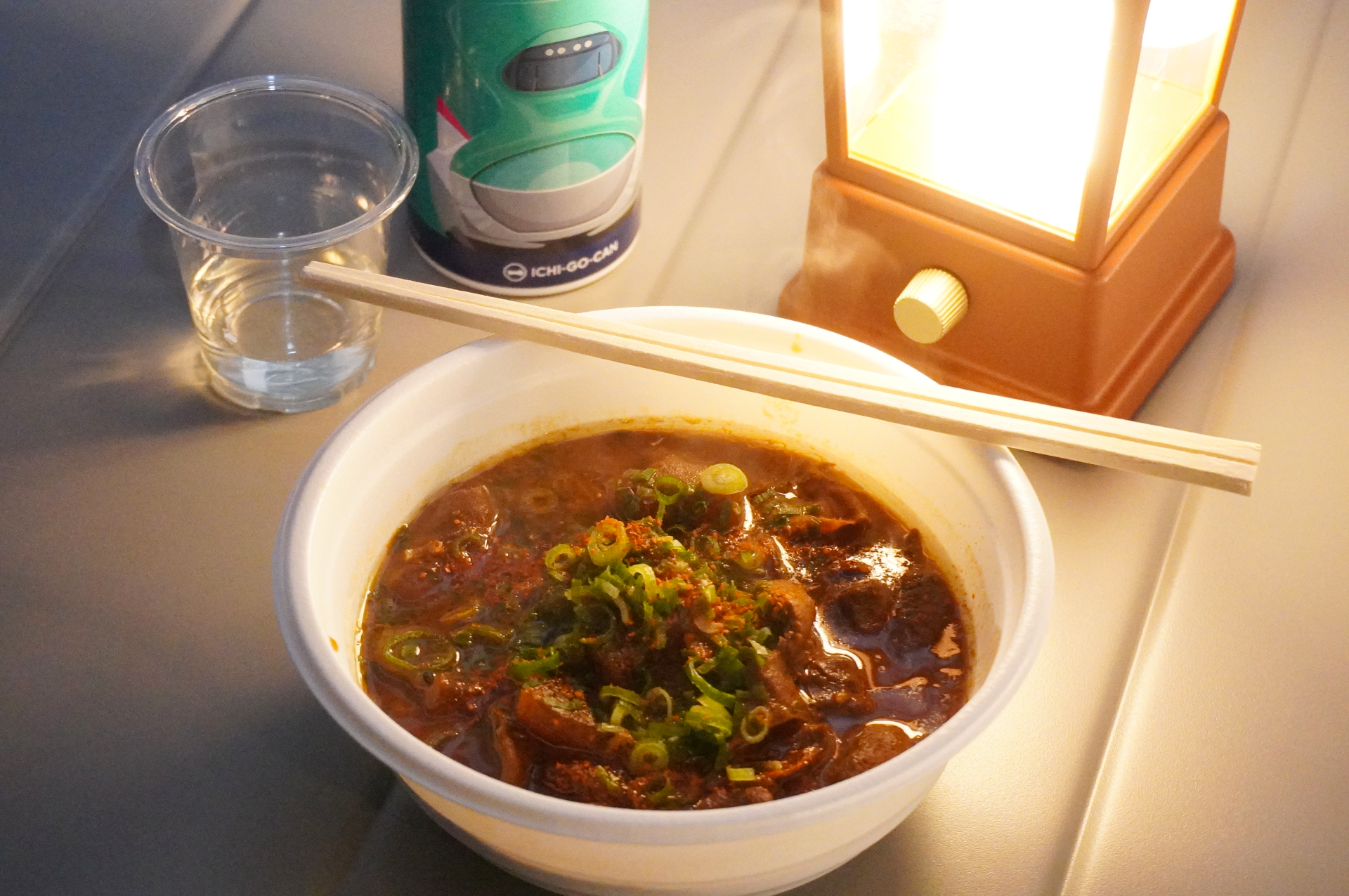 東北新幹線 E5系の一合缶と名古屋の八丁味噌を使った豚モツどて煮。旅するように日本酒を味わう