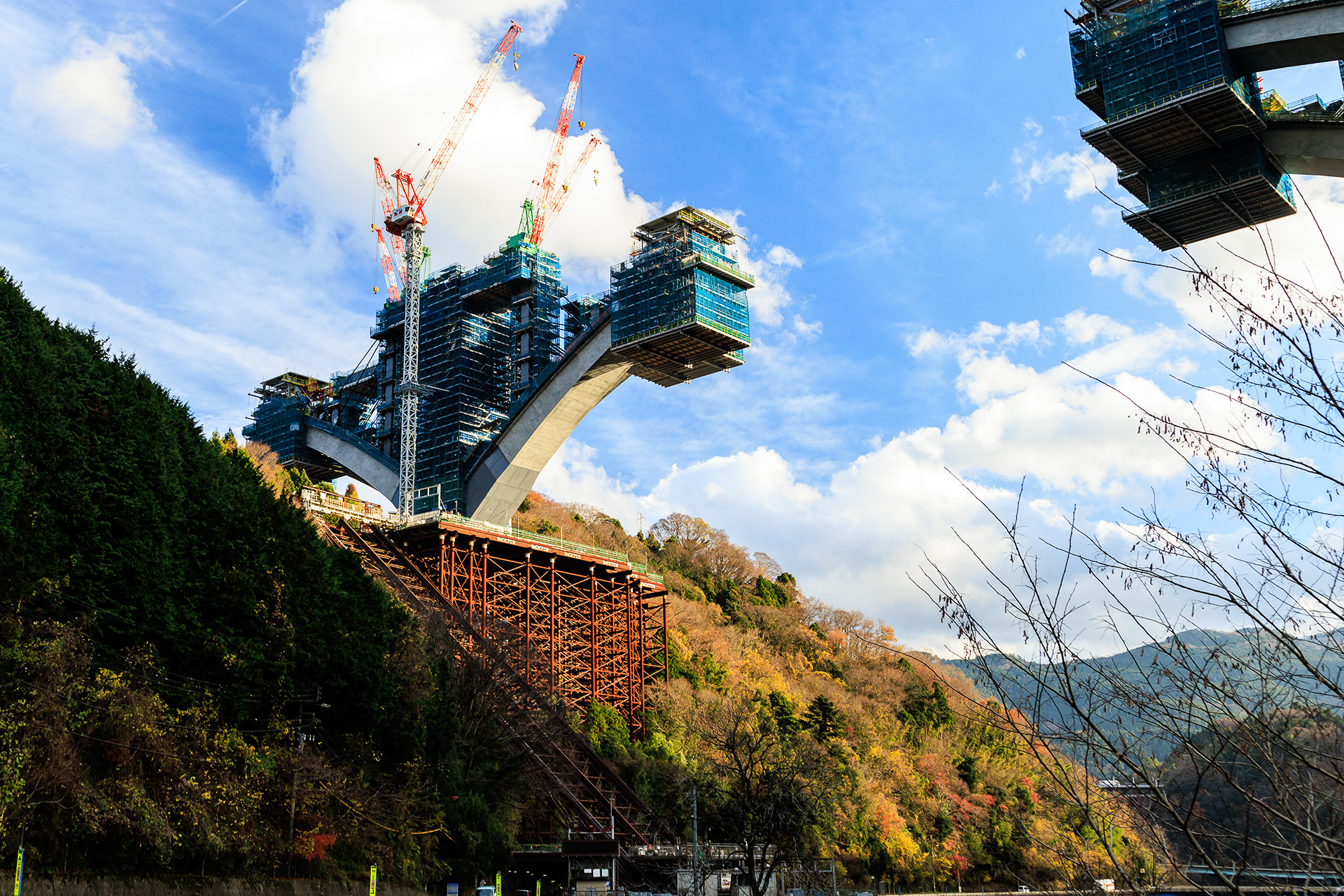 P2橋脚。山肌に斜めに設置されているのがインクライン