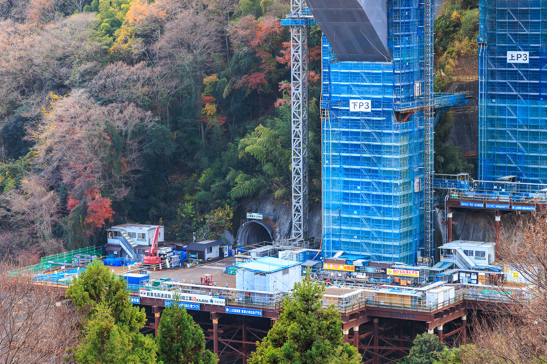 P3橋脚の基部。ステージ奥に橋脚建設のために掘られた工事用トンネルが見える