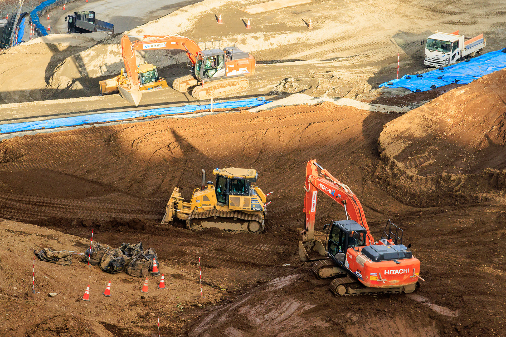 中央のコマツ製ブルドーザー「D61EX-24」でICTを使い盛土の平滑化を図っている