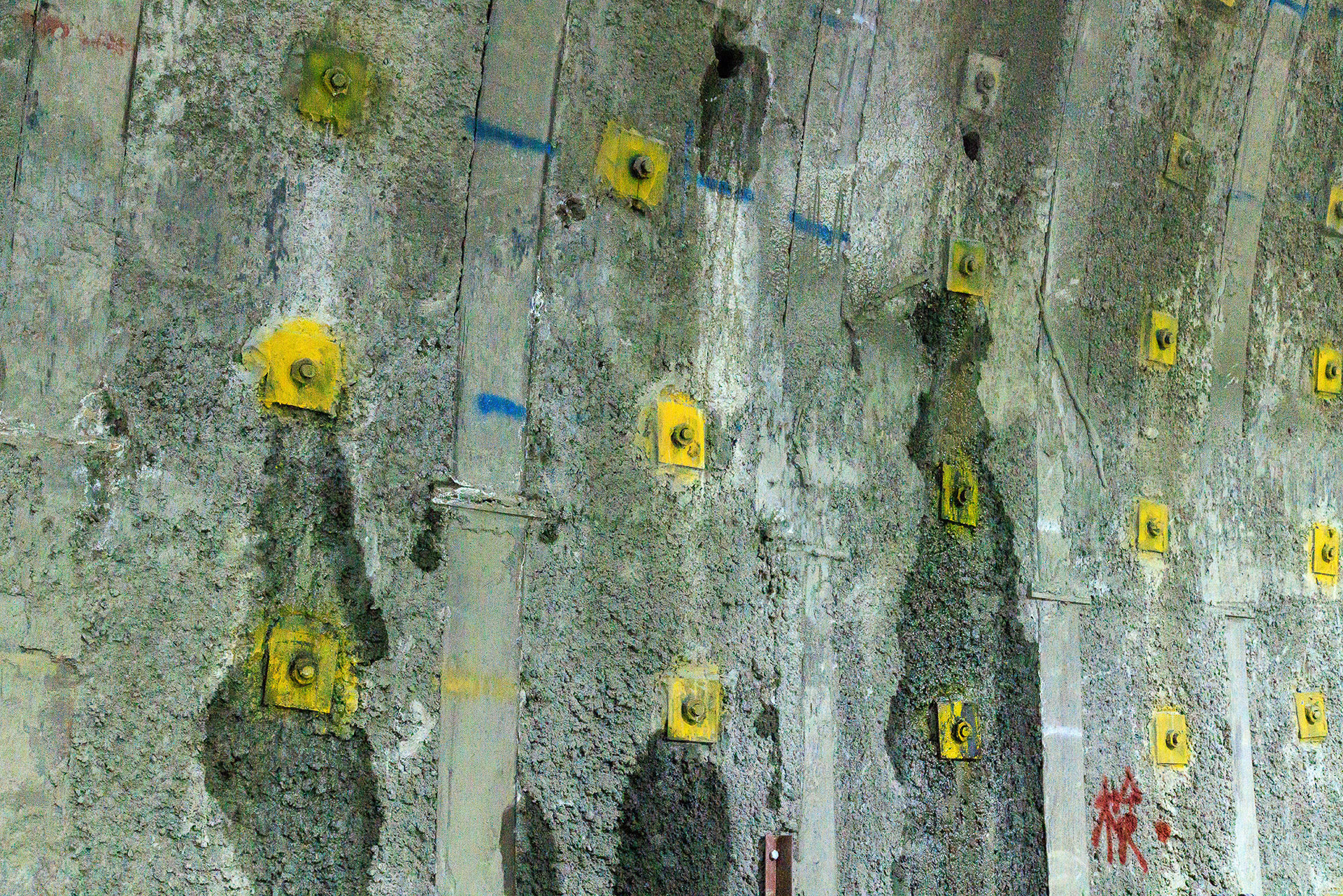 1回の工程で約1m進む。そのたびに200ｍmのH綱をトンネル断面にぐるりと配置。黄色の部分はトンネルの変異を防ぐために打ち込まれたロックボルト。長さは約4m