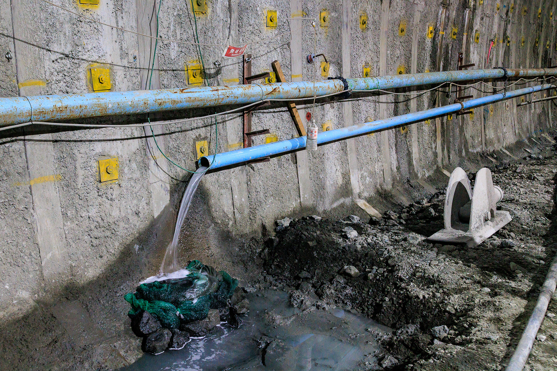 現在も切羽やせん孔部から若干の湧水がある。湧水はトンネル出口付近に配置された浄化装置で処理されて排出される