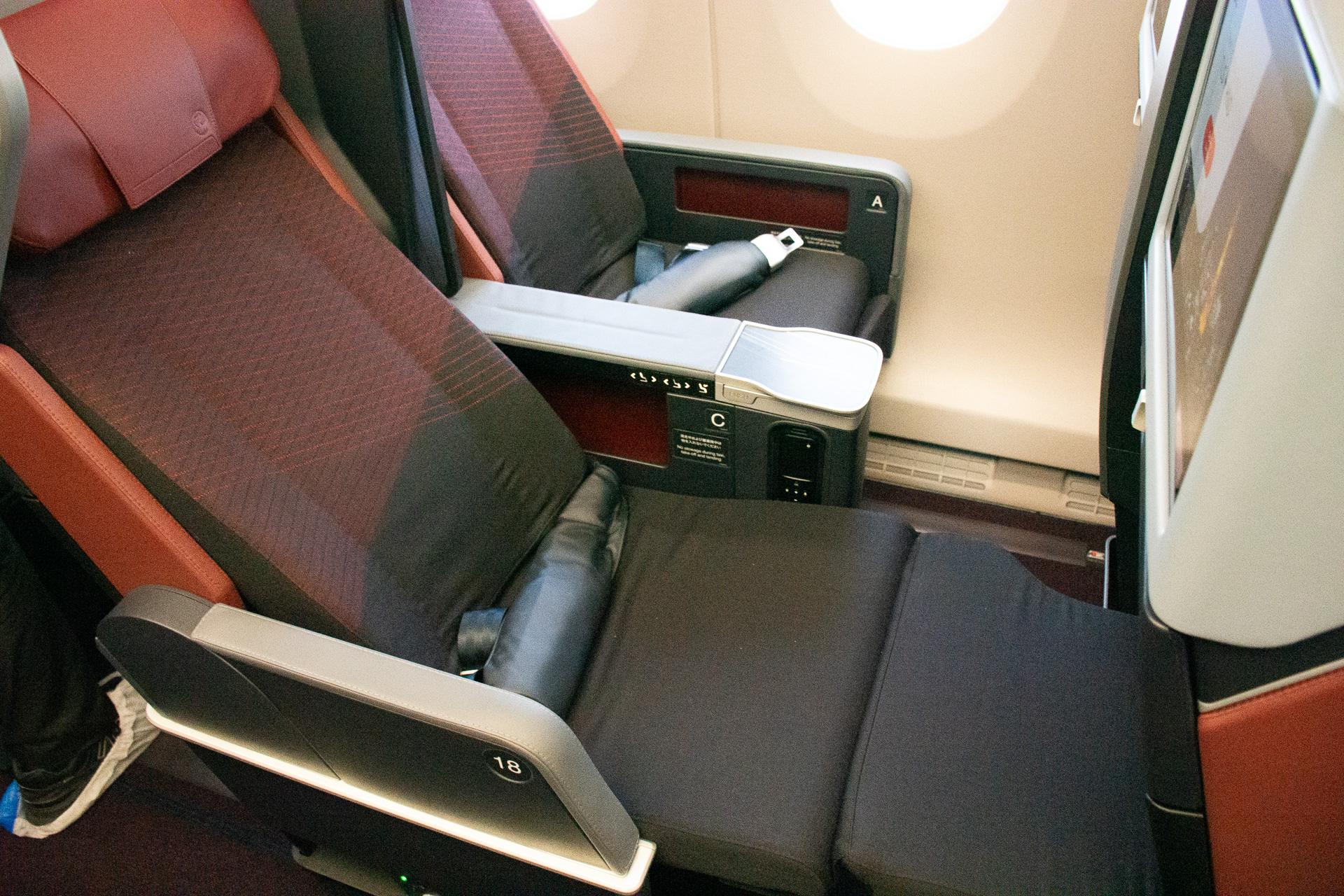 背もたれを最大まで倒してレッグレストを水平まで上げた状態