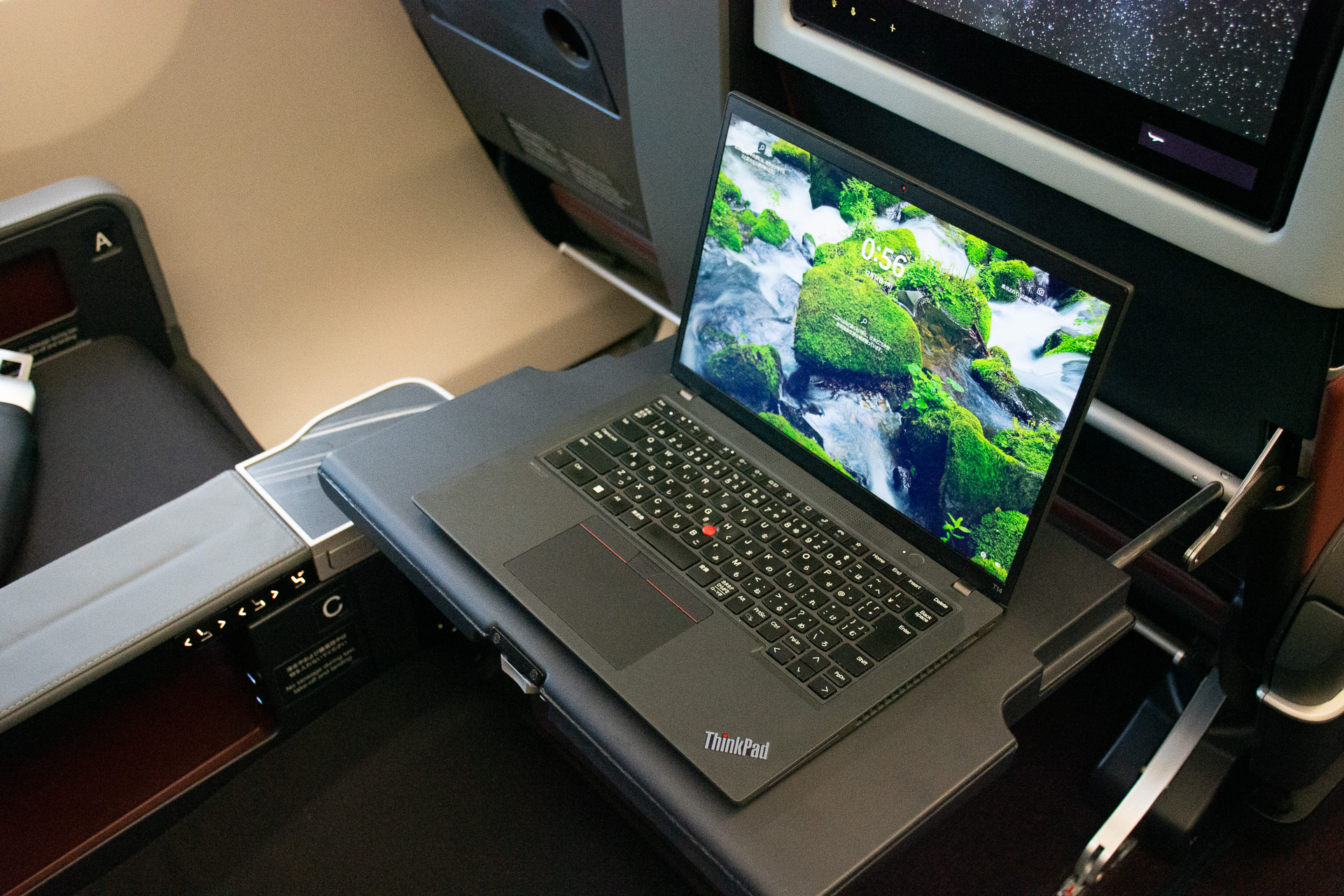 テーブルは折りたたみなしのがっちりした作り。A4ノートならマウスを置けそうな余裕も