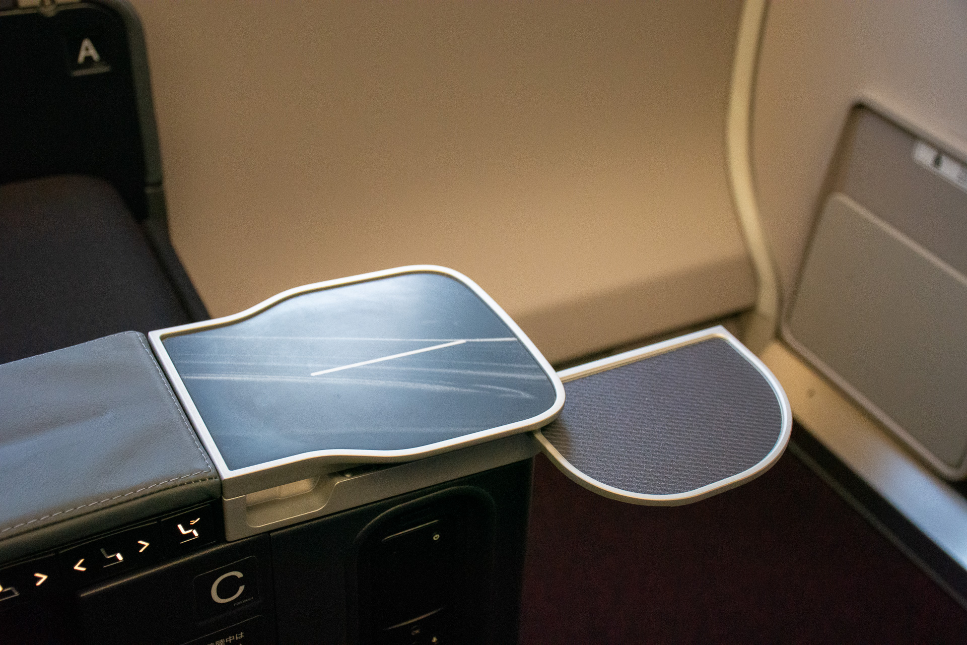 アームレストから展開するカクテルトレイ