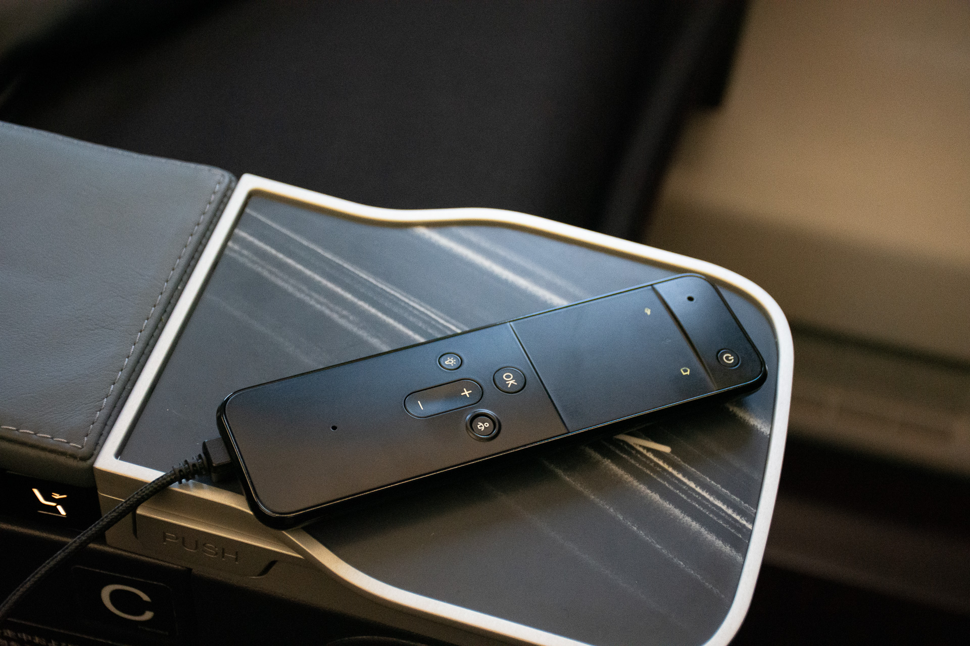 個人用モニターの有線リモコン