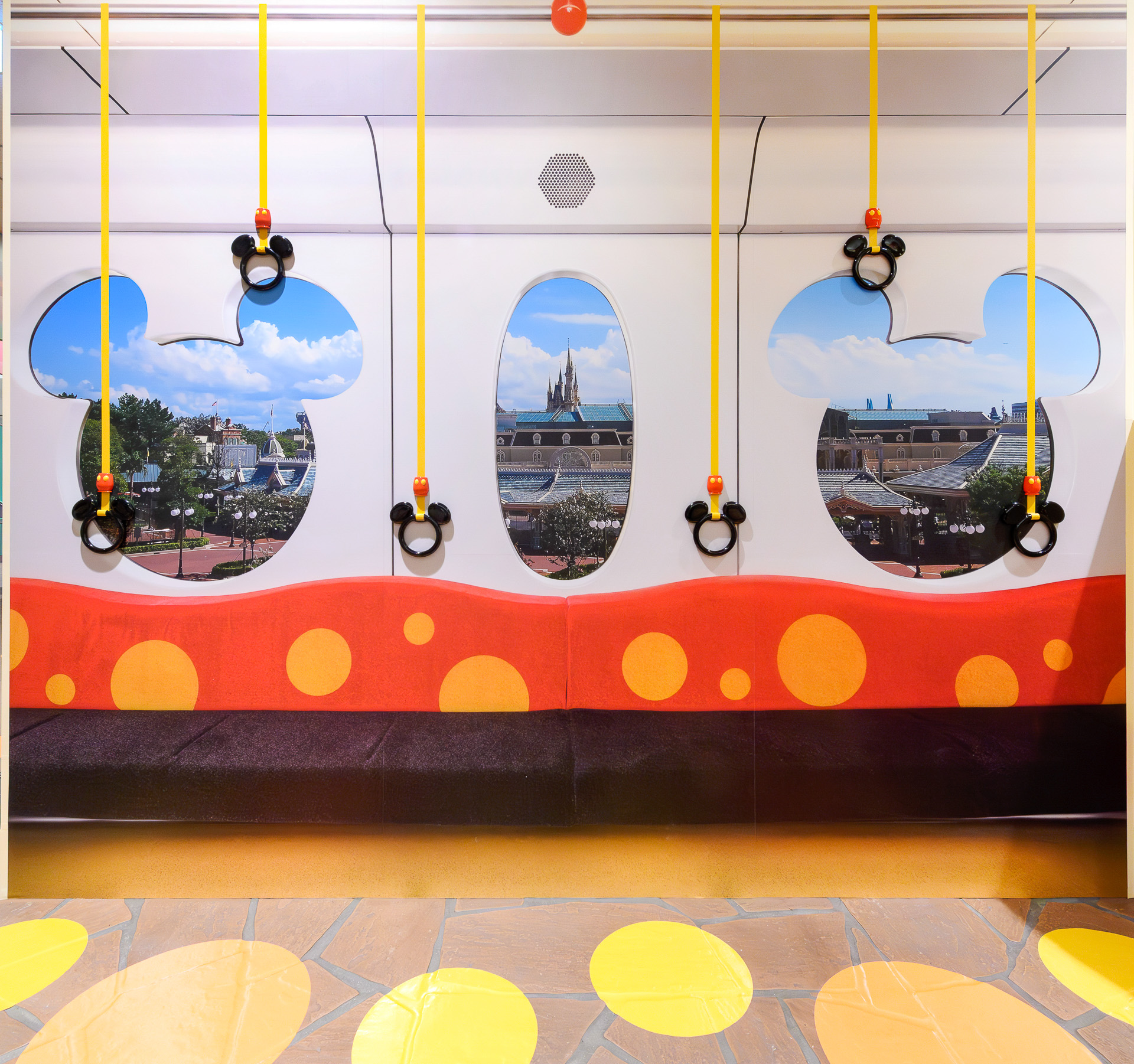 親子で吊り革を握って撮影できるフォトスポットも用意