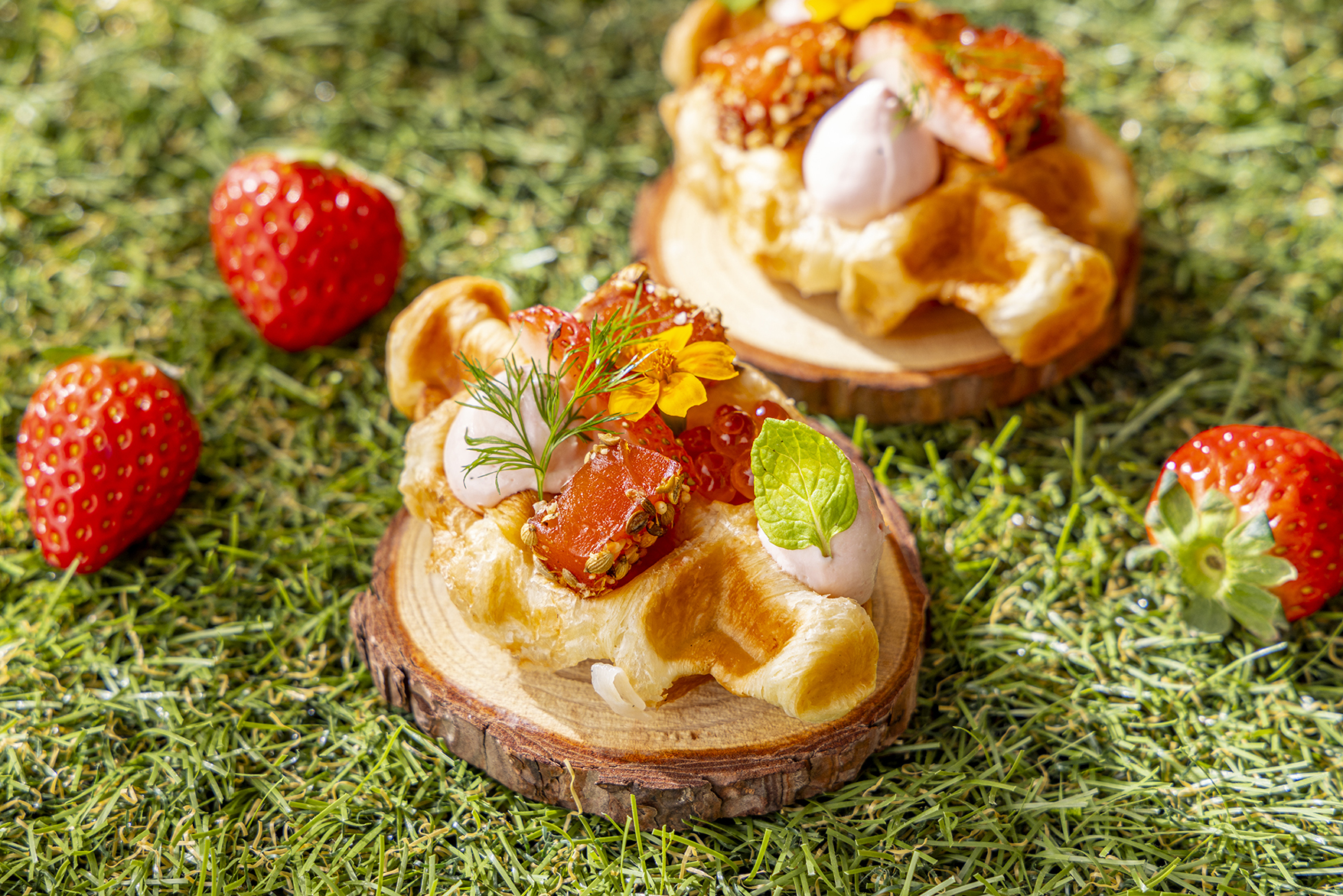 「シトラスキュアリングサーモン、クリームチーズ、ストロベリージャム」