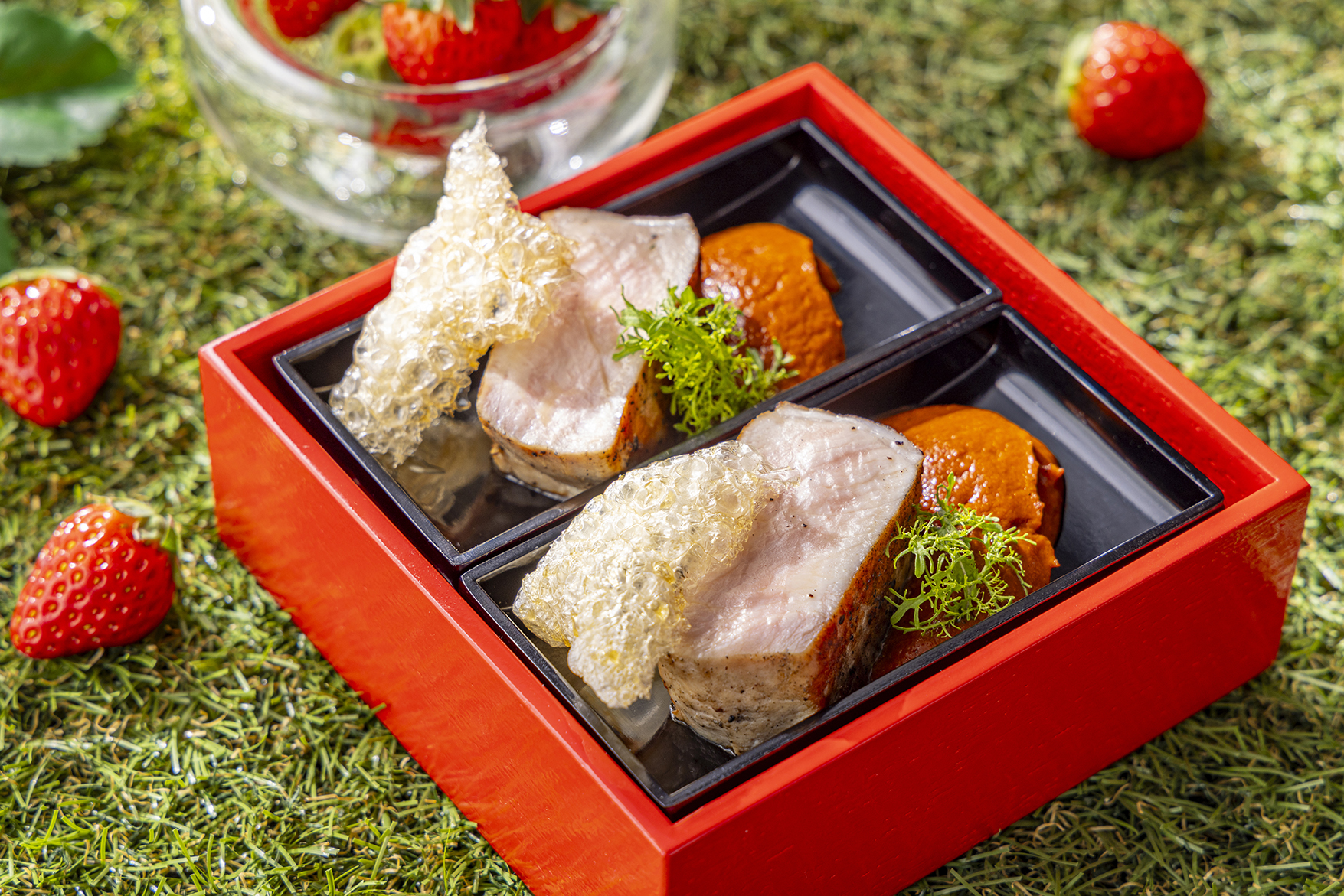 「ポークロイン」はチチャロン（ホームメイド豚皮のフライ）とスモークパプリカやアーモンドで作るロメスコソース添え