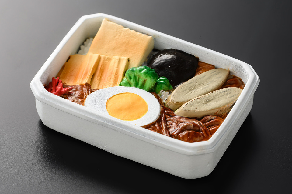 ANA、国際線機内食をカプセルトイ化。人気メニュー10食が約4cmの手乗り
