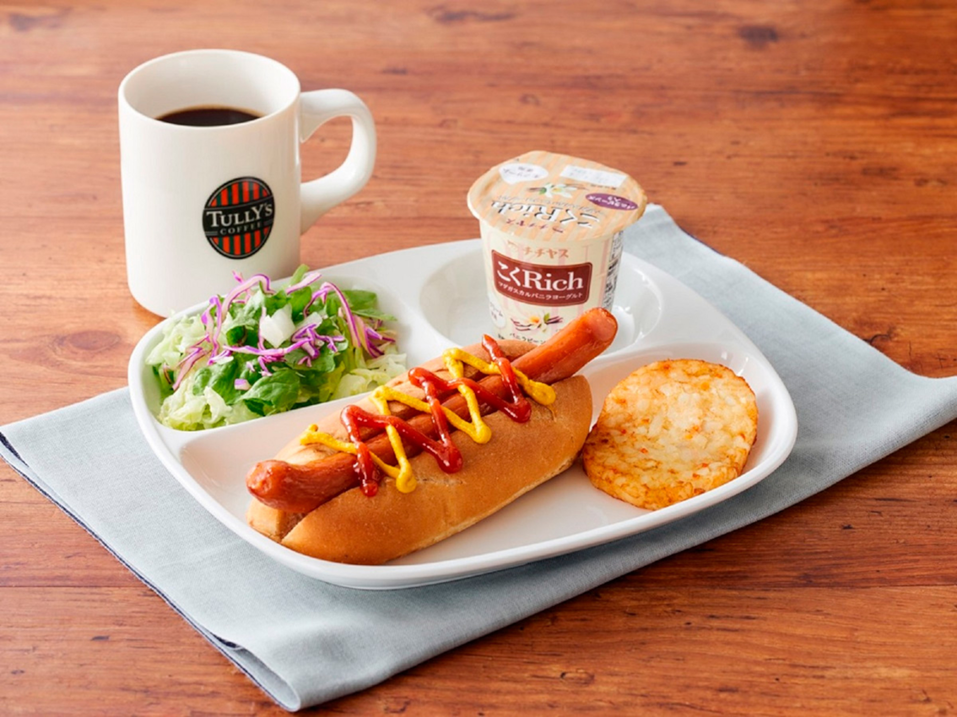 朝食は宿泊者限定の「ホットドッグプレート」または「パンケーキプレート」を選べる。それぞれサラダ・ヨーグルト・ハッシュドポテト・コーヒーor紅茶付き