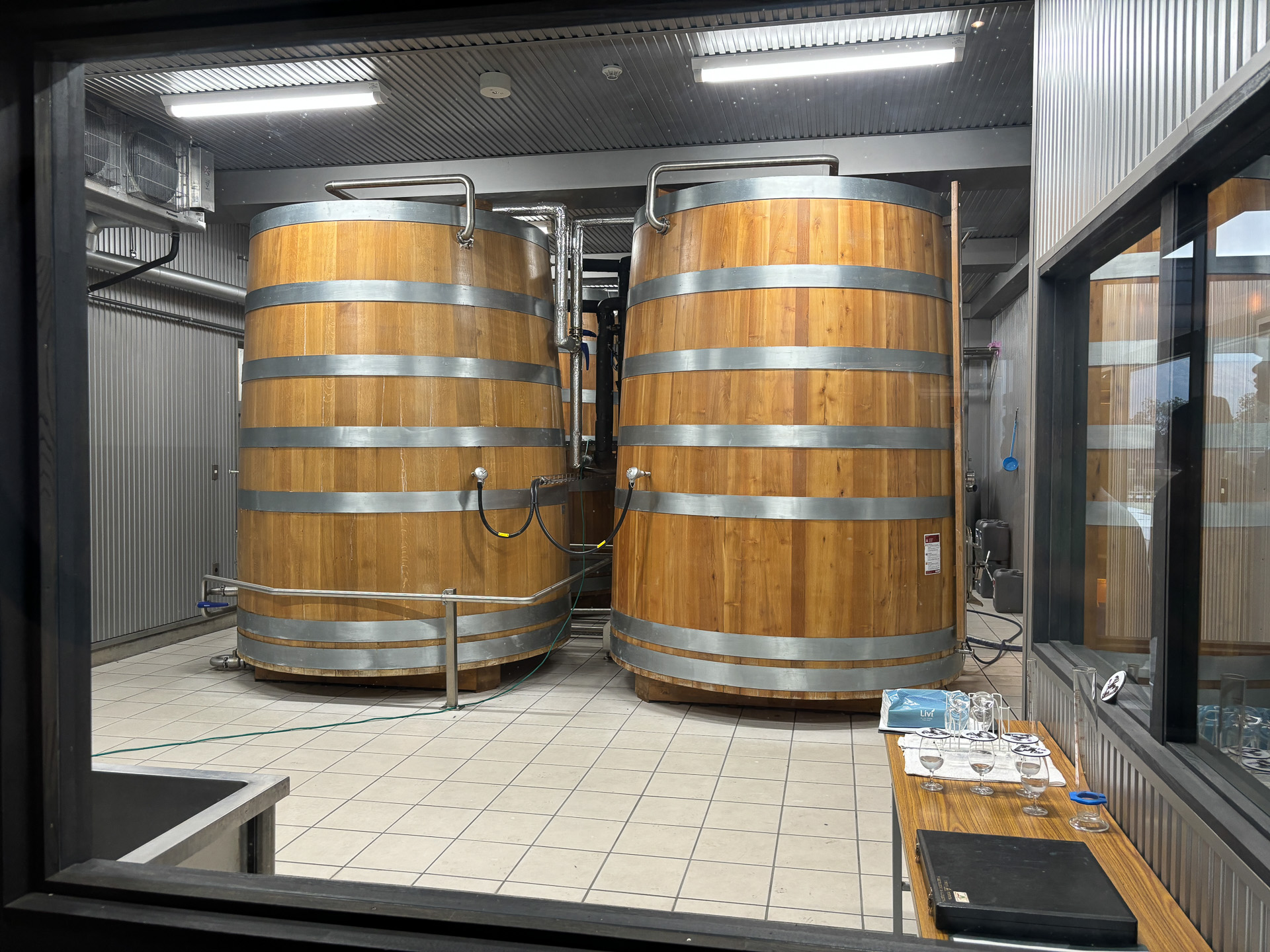 材質の異なる醗酵槽。オーク（左）とアカシア（右）