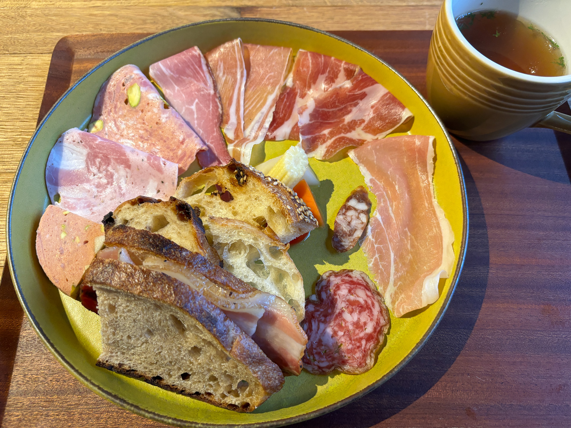 盛りだくさんのバレルスモークプレート