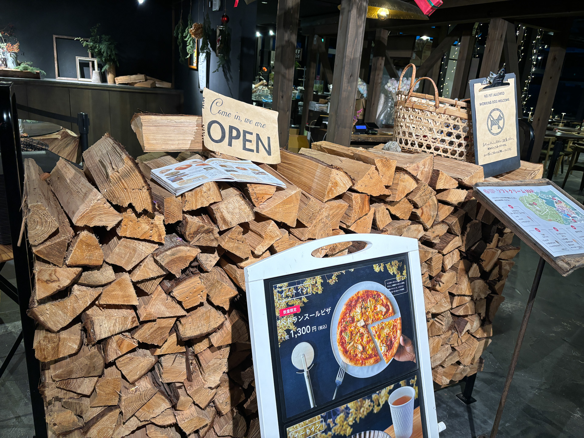 温かみのあるレストラン「ローズファームハウス」