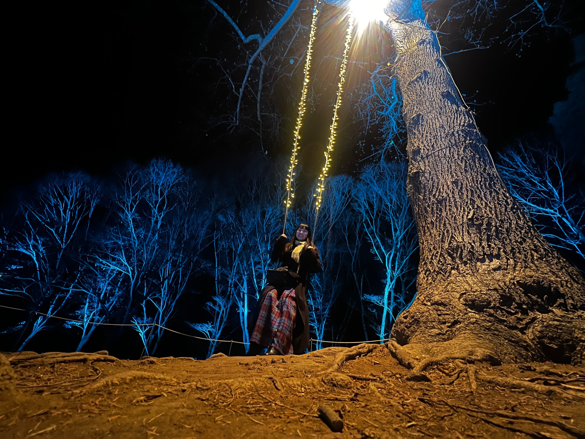 きれいな景色のなか、ブランコに乗ってノリノリです