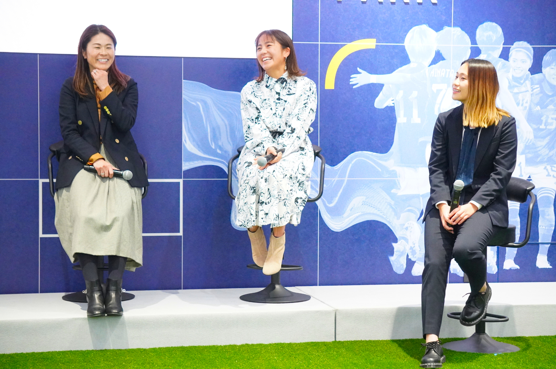 左から、元サッカー日本女子代表の澤穂希さんと岩渕真奈さん、現役の長野風花選手