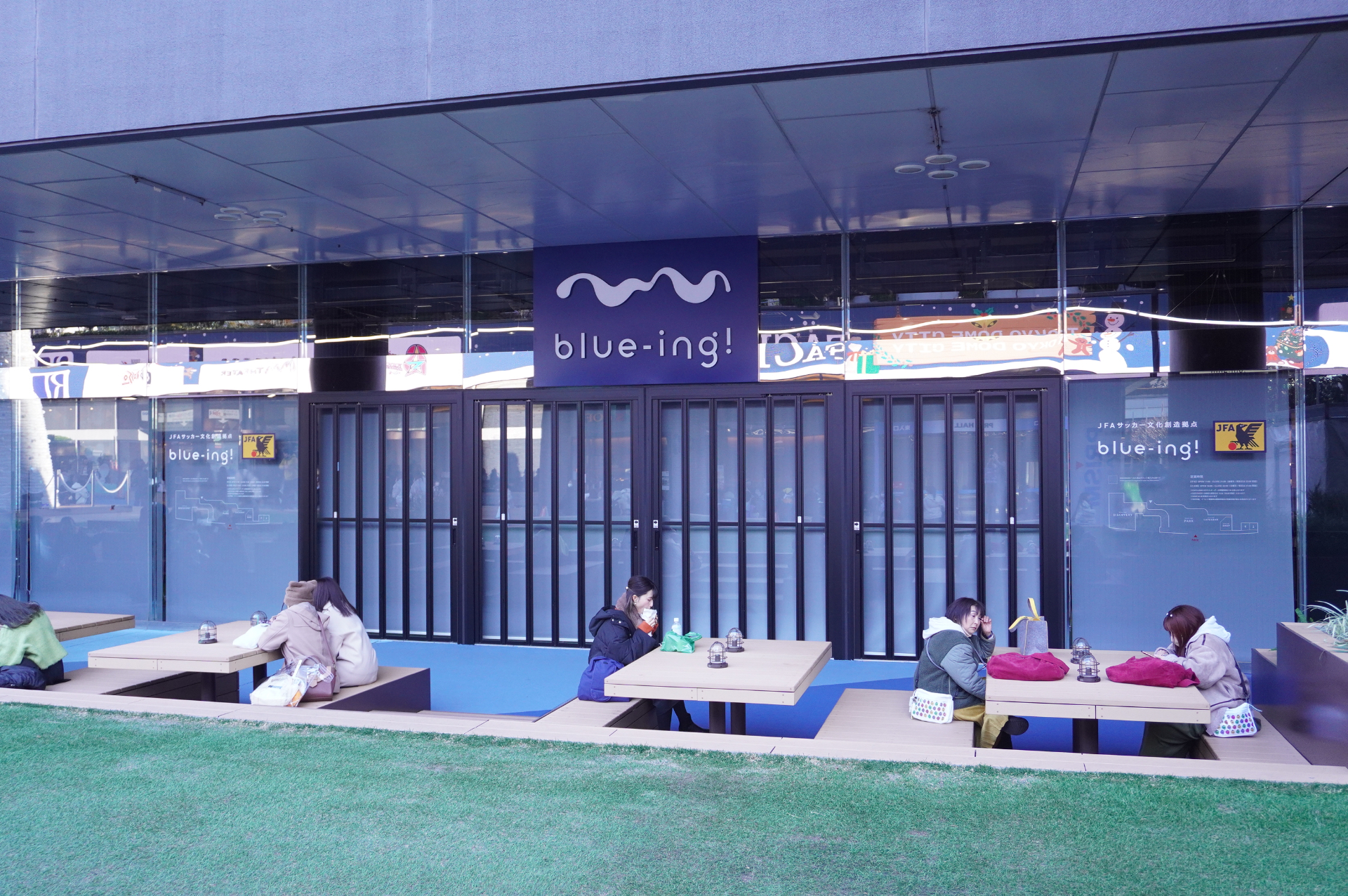 こちらが出入口。館内は無料/有料エリアに分かれ、入るとすぐ有料エリアのチケット販売機がある