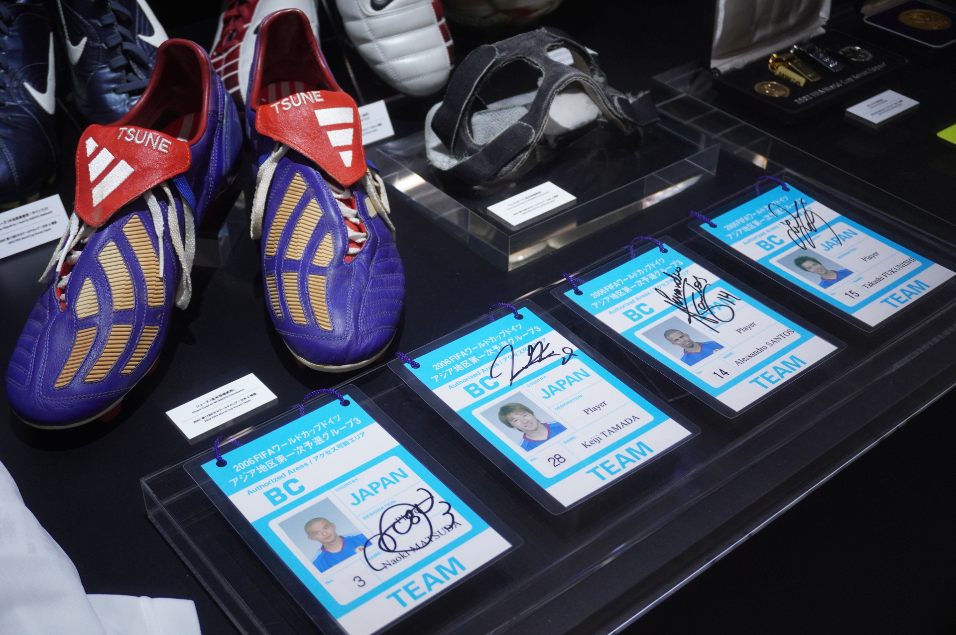 試合の作戦ボードや宮本恒靖氏がかつて使用した黒いフェイスガードも