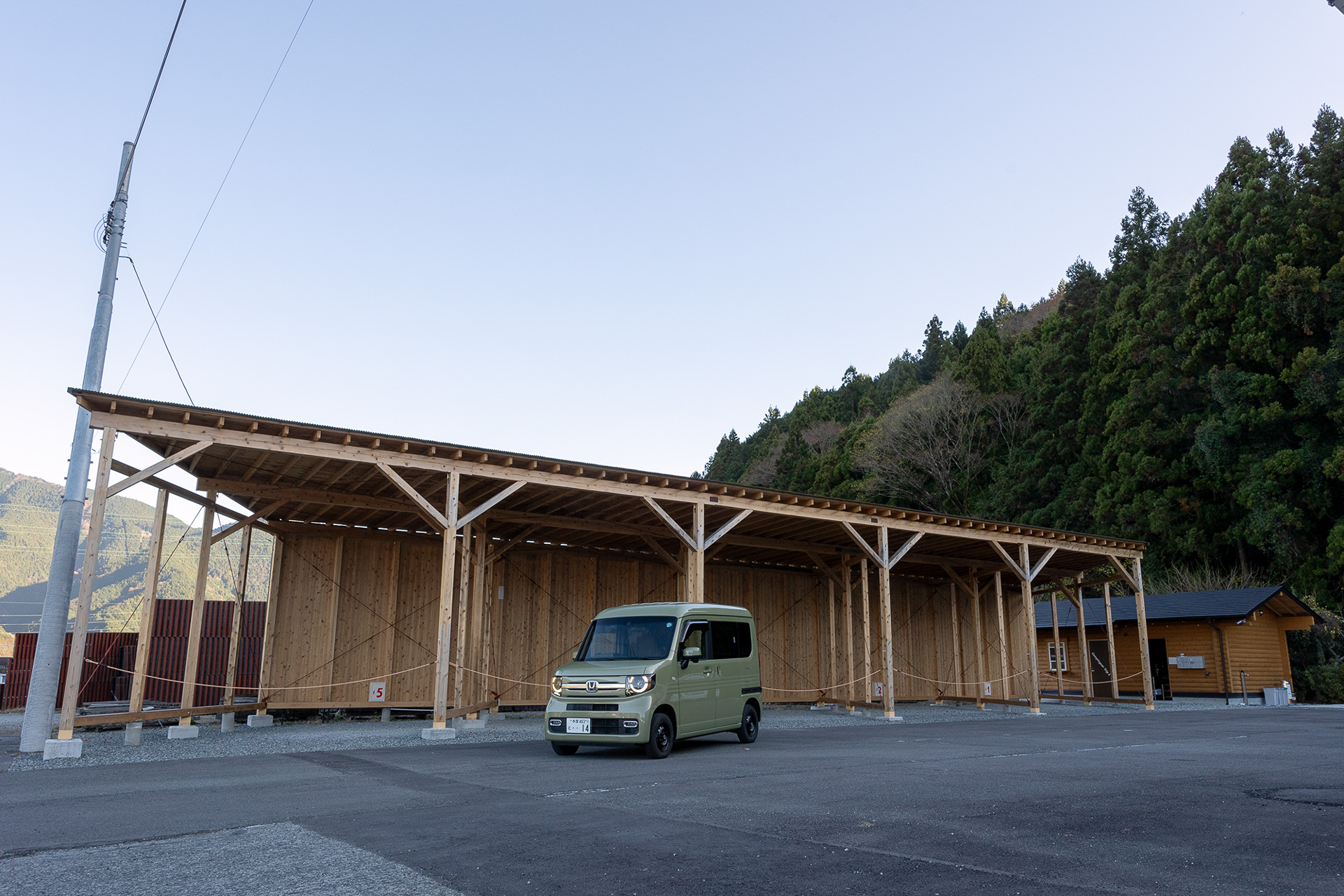 山梨県南部町にあるRVパーク キャンピングカートリップL。利用料金は1泊5500円。