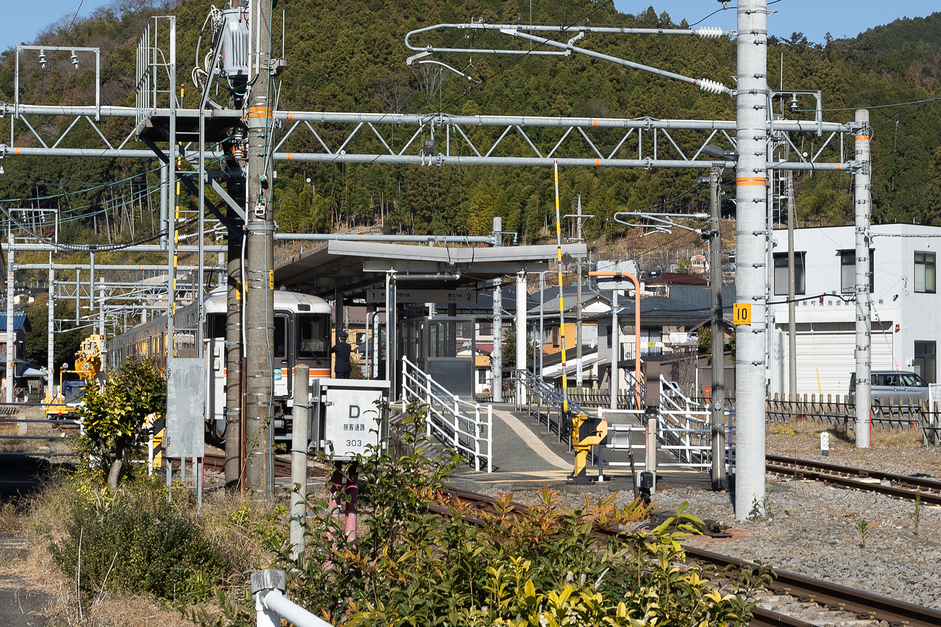 内船駅は無人駅となっている。駅には身延線利用者用の無料駐車場があるのでRVパークに泊まって、翌日に内船駅にクルマを駐め身延線に乗り、作品のもう1つの舞台である身延駅へ向かうのもいい。身延線は車窓からの景色がいいことでも有名
