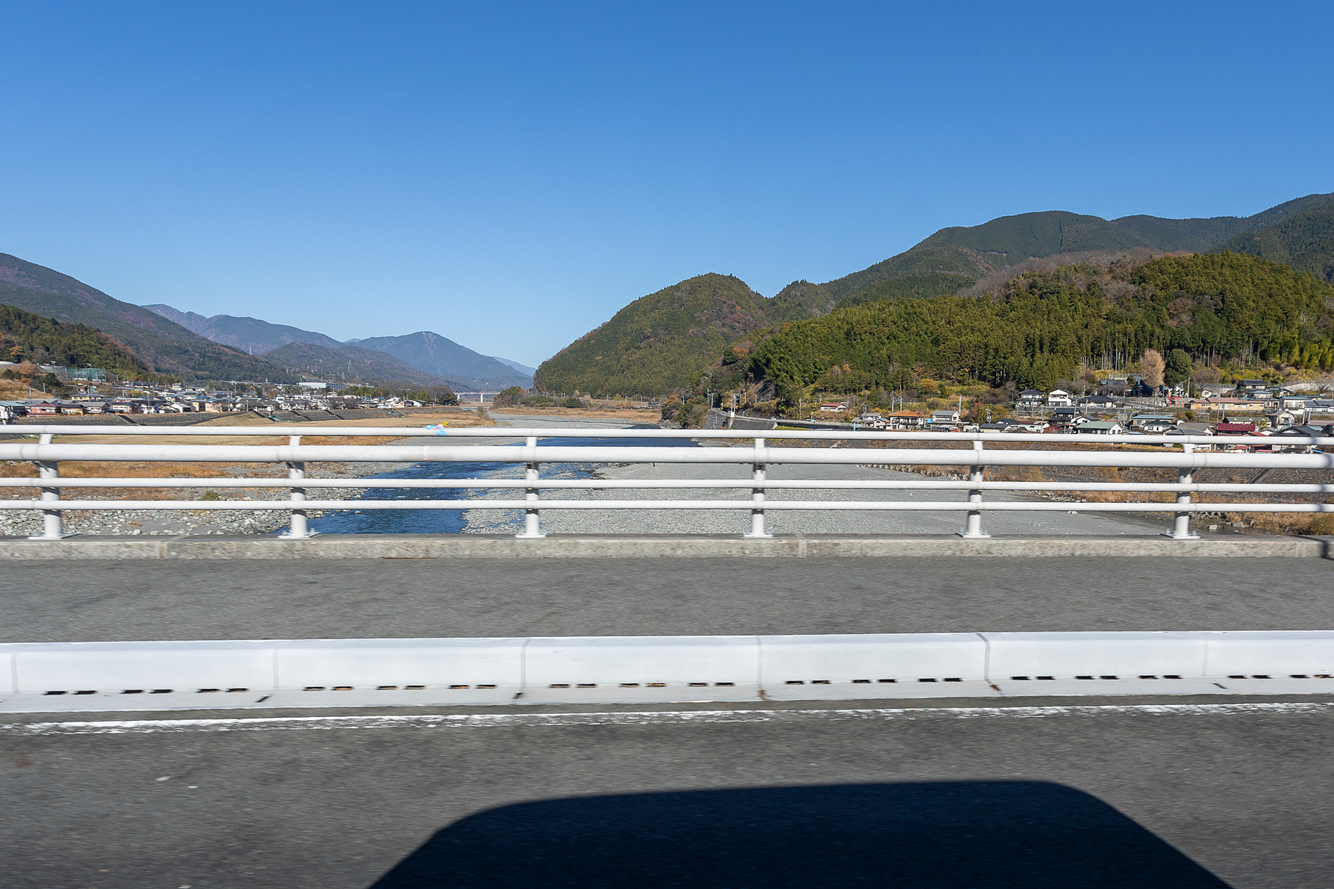 南部橋は駅から歩いて10分～15分くらい掛かるが聖地巡礼にくる作品ファンは多いという