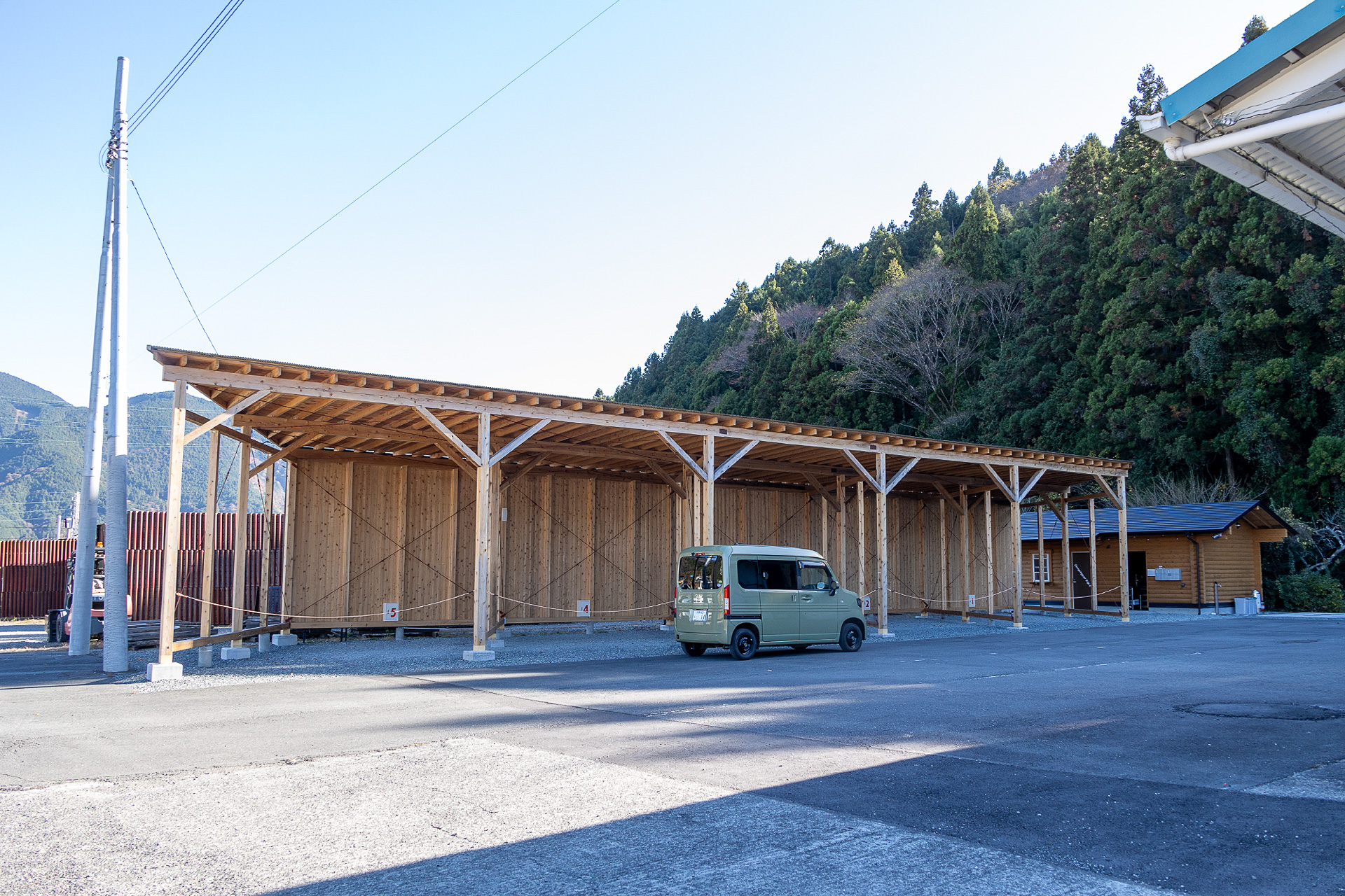 5台分の区画がある。区画のサイズは幅が約4m、長さが約5m、高さが約4m。見てのとおりかなり大きい建物だ