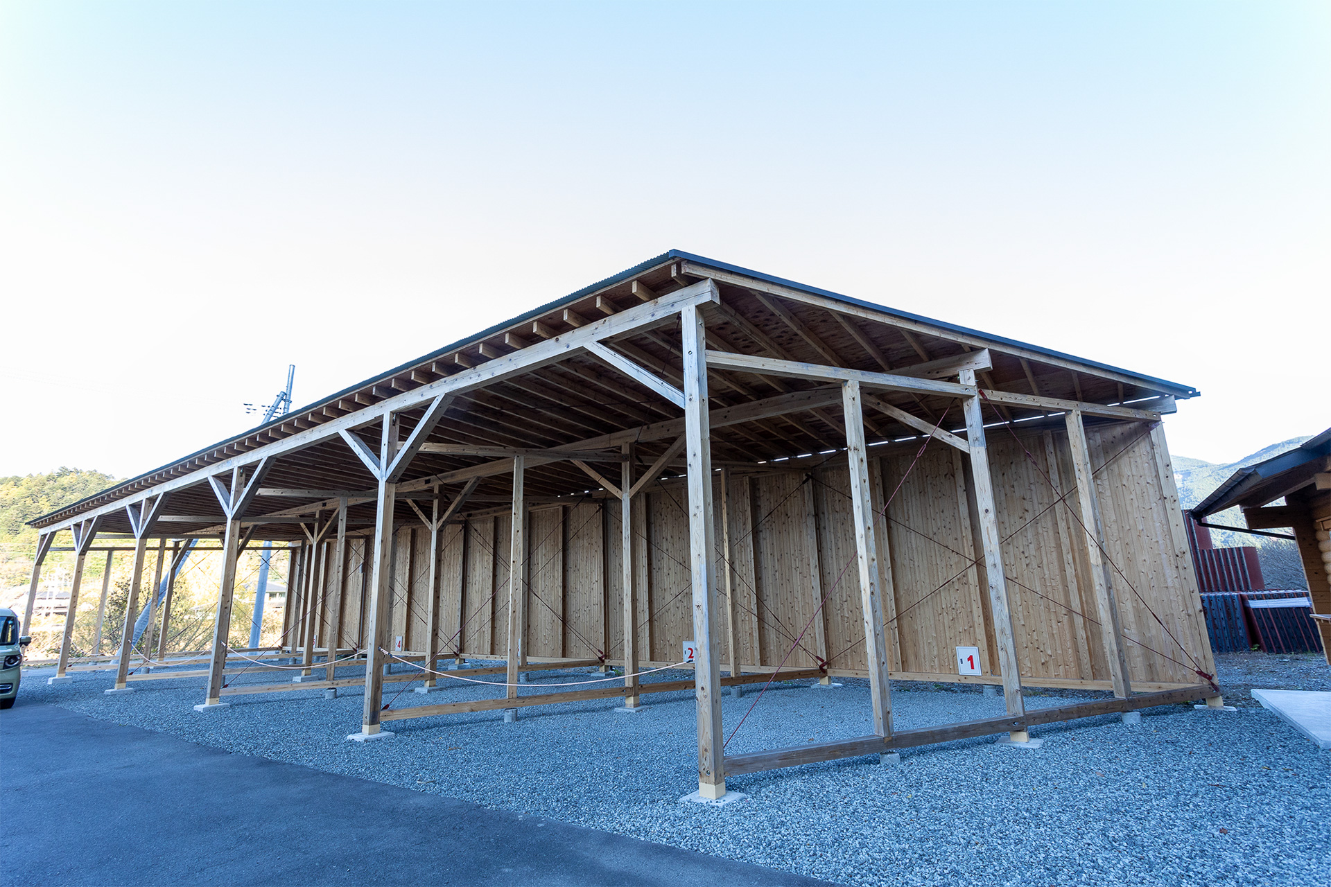 南部町は杉や檜などの林業が盛んなところなので、地元の建材を使って建築。足元は砂利びきでこれも富士川から採る地元のもの。建築も地元業者に依頼するなど、施設自体も地域に貢献するものとしている