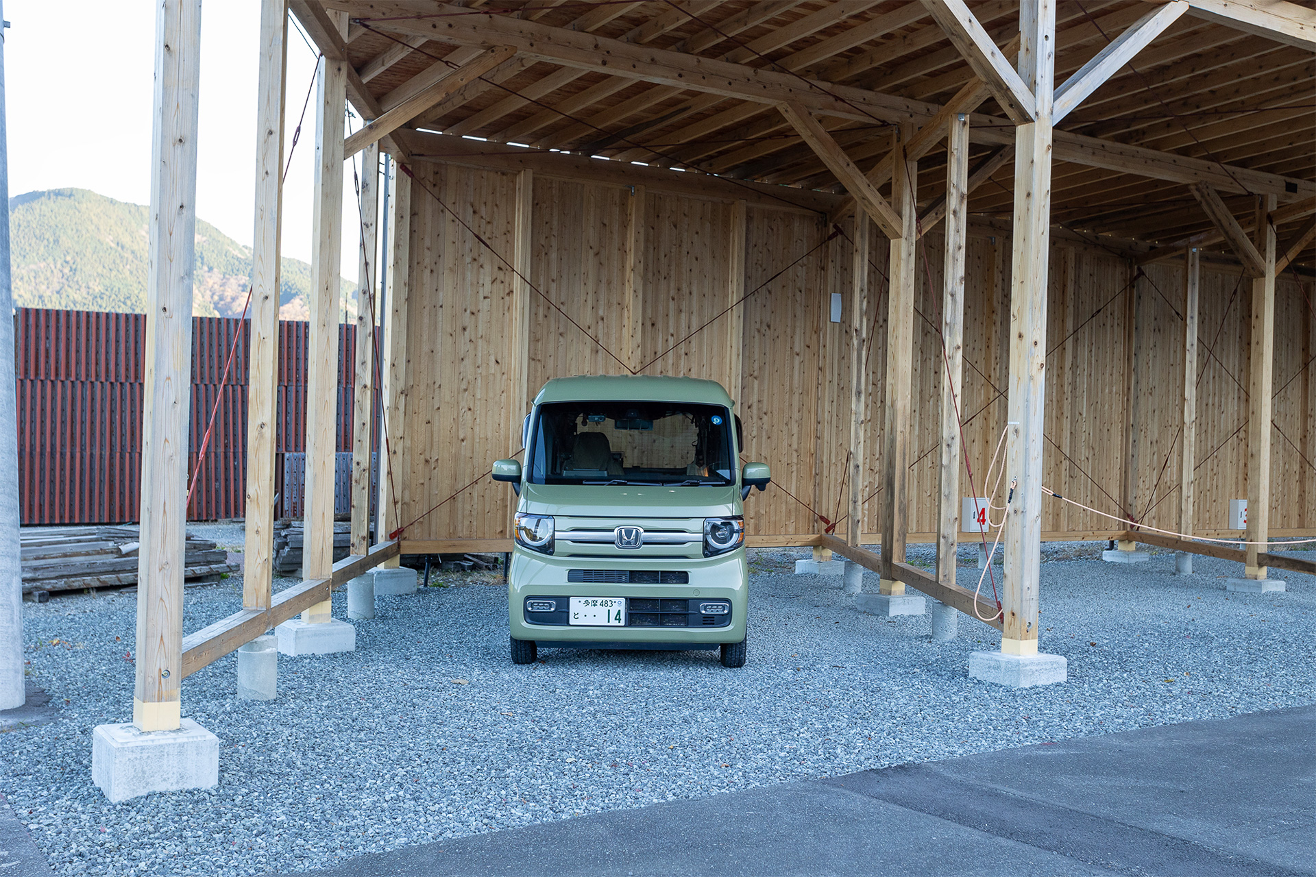 N-VANを入れてみた。区画のセンター付近に駐めると両ドアが全開できるほどの余裕がある