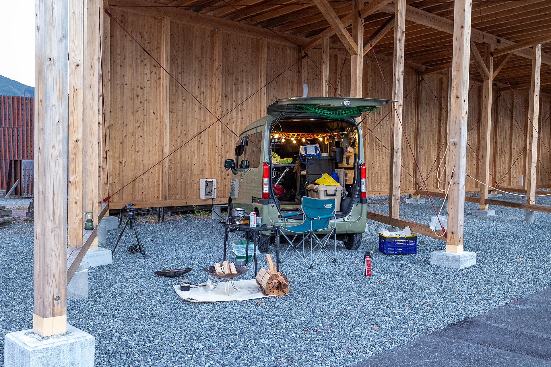 いろいろな駐め方ができるが、今回は川沿いの区画だったことを活かして車外スペースから景色が見やすい配置とした