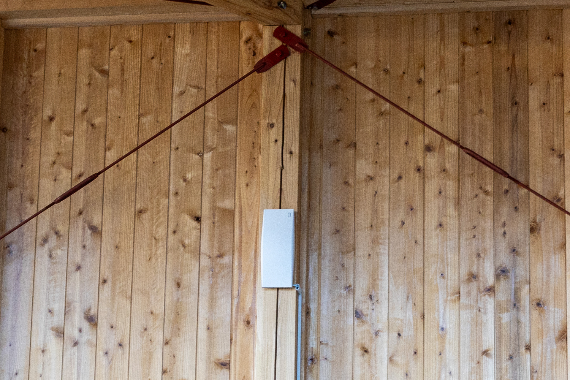 なんと100台ほど接続できるキャパを持ったWi-Fi設備を導入している。5区画がすべて埋まっていて、それぞれ5名ずつ、計25名でいっせいに動画視聴やオンラインゲームにつないでもまだまだ余裕